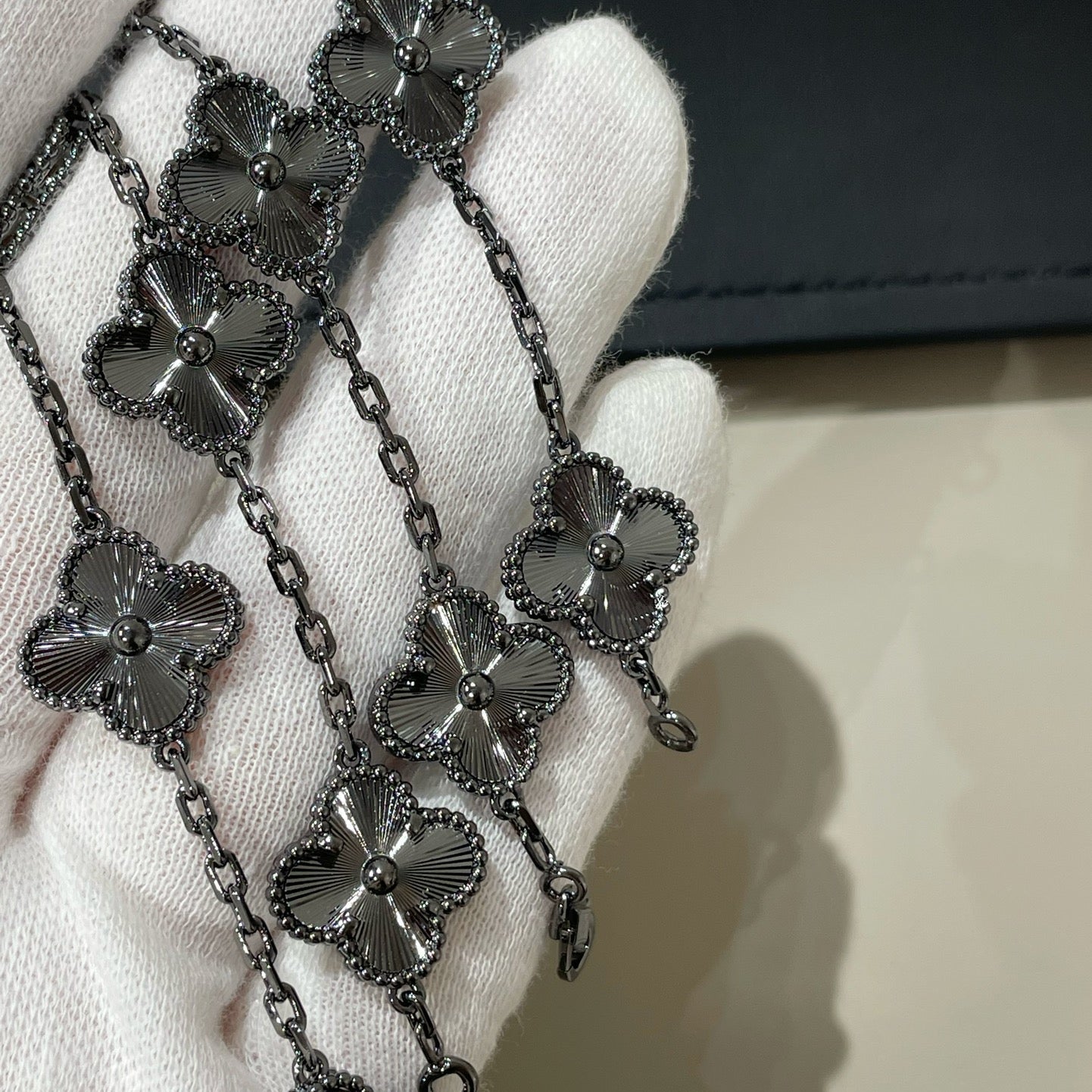 [Auream]CLOVER 5 MOTIF BLACK BRACELET