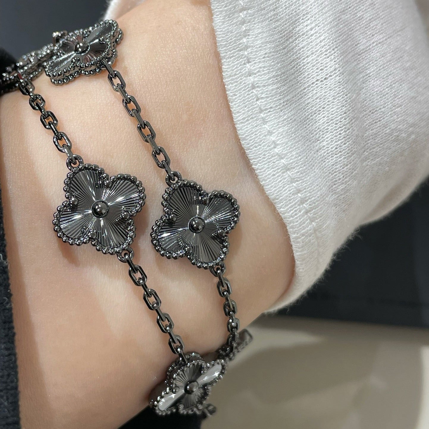 [Auream]CLOVER 5 MOTIF BLACK BRACELET