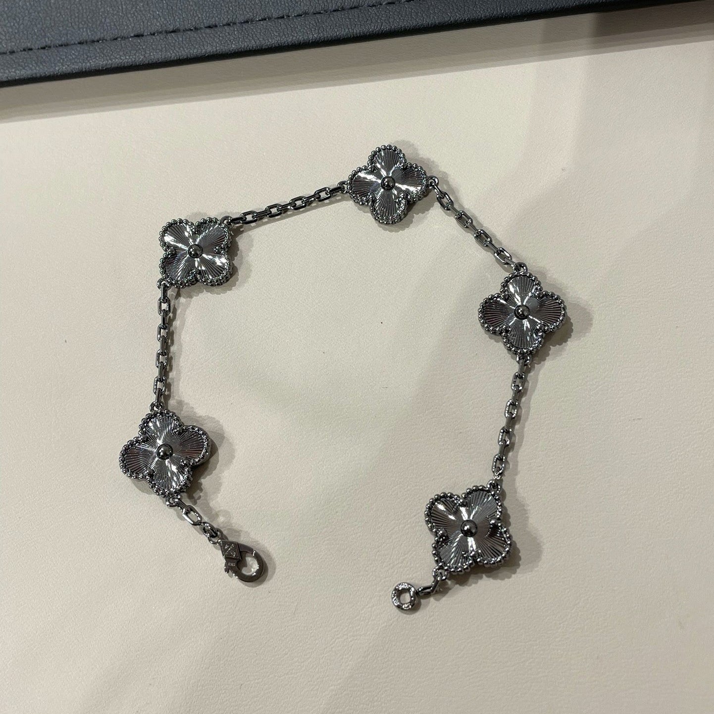 [Auream]CLOVER 5 MOTIF BLACK BRACELET