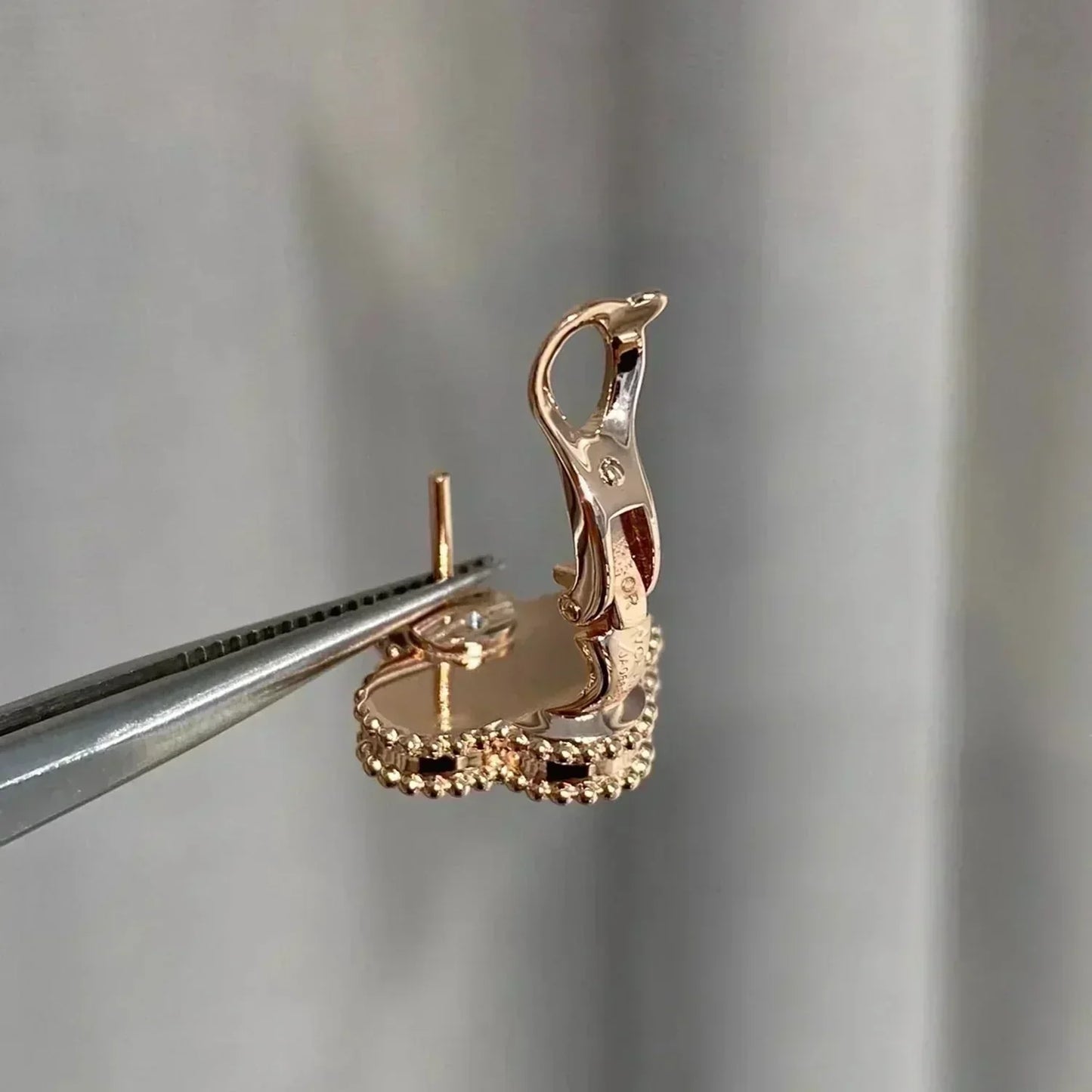 [Auream]CLOVER MEDIUM 1 MOTIFS  PINK MOP DIAMOND EARRINGS
