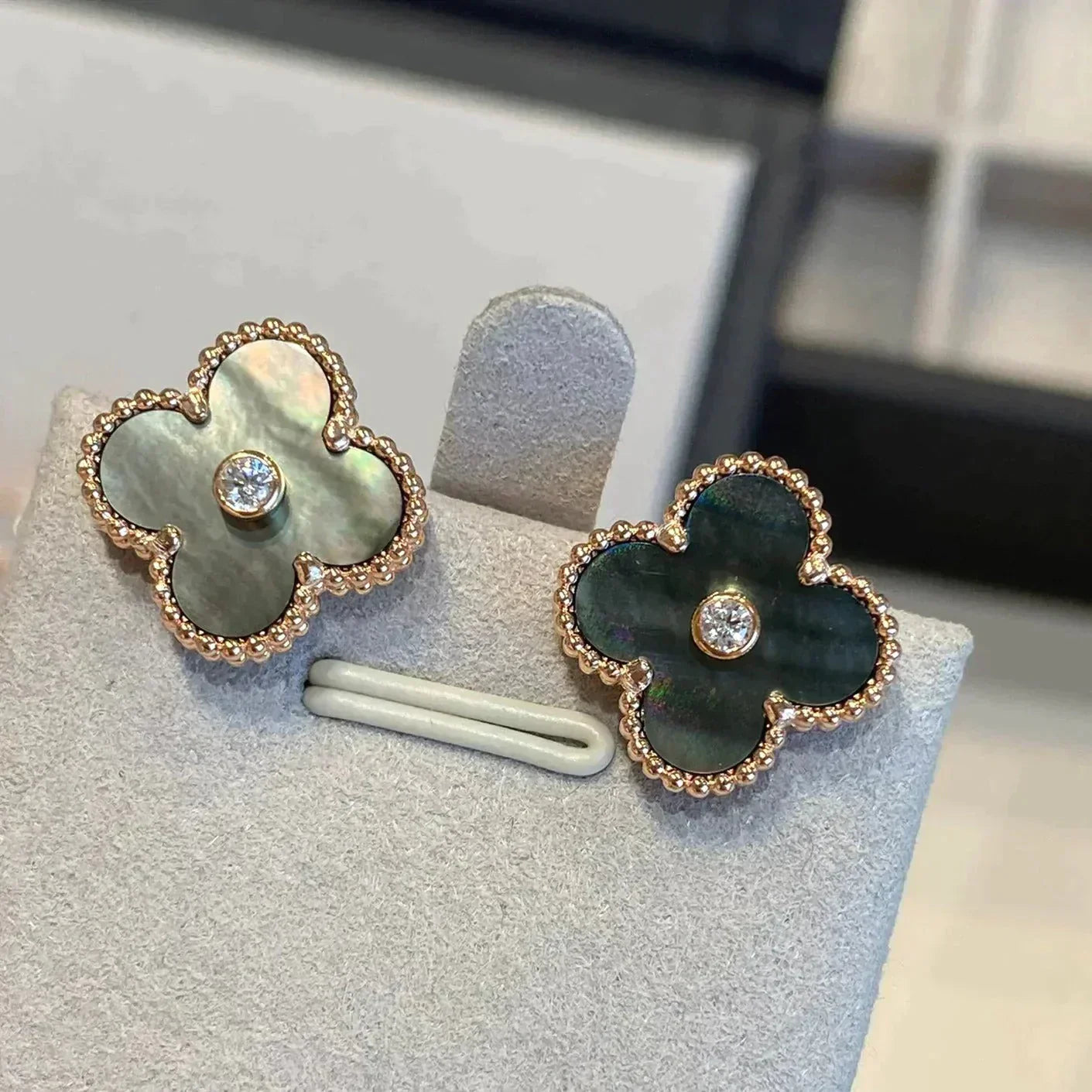 [Auream]CLOVER MEDIUM 1 MOTIFS GRAY MOP  DIAMOND EARRINGS