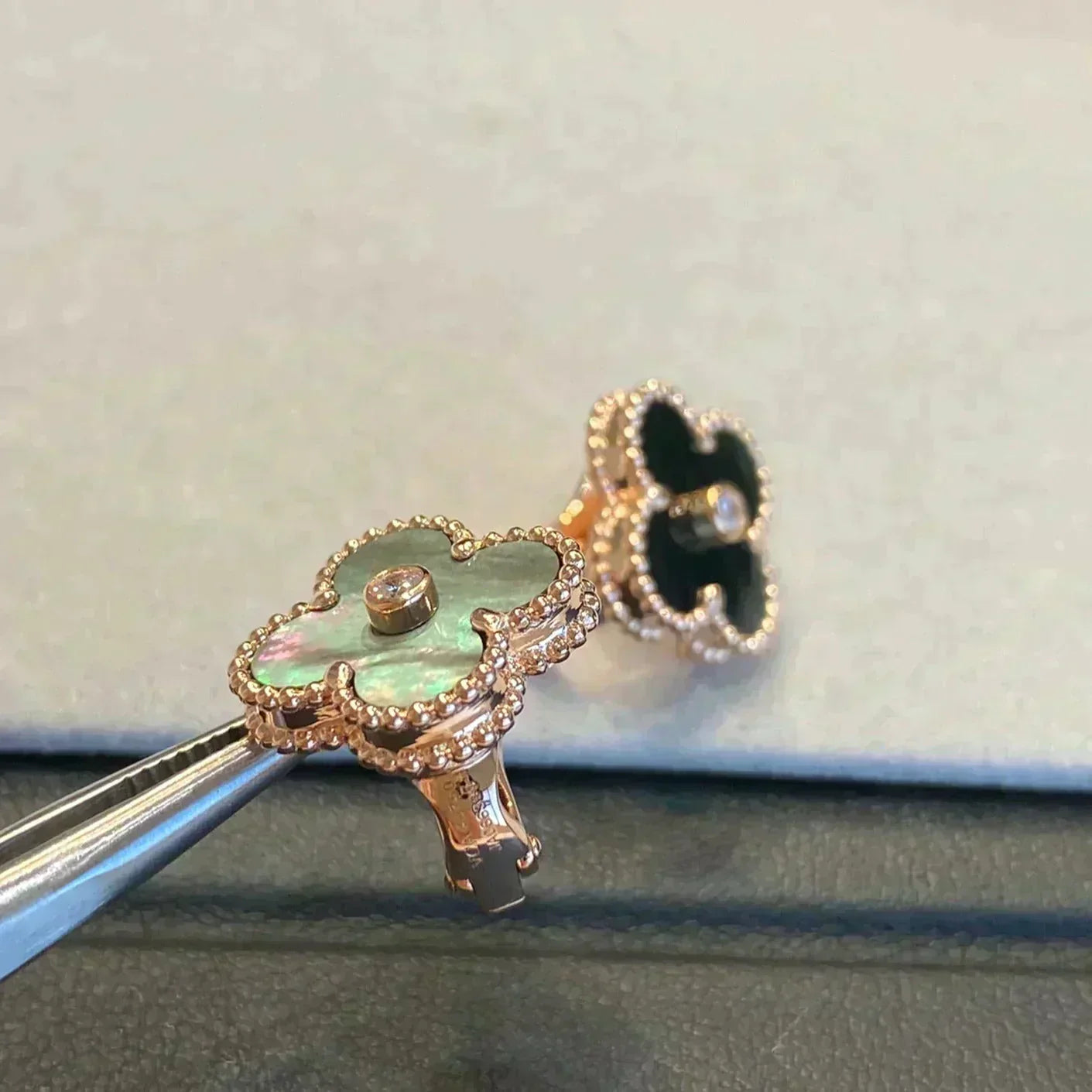 [Auream]CLOVER MEDIUM 1 MOTIFS GRAY MOP  DIAMOND EARRINGS