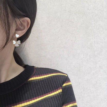 [Auream]CLOVER SWEET WHITE MOP EARRINGS