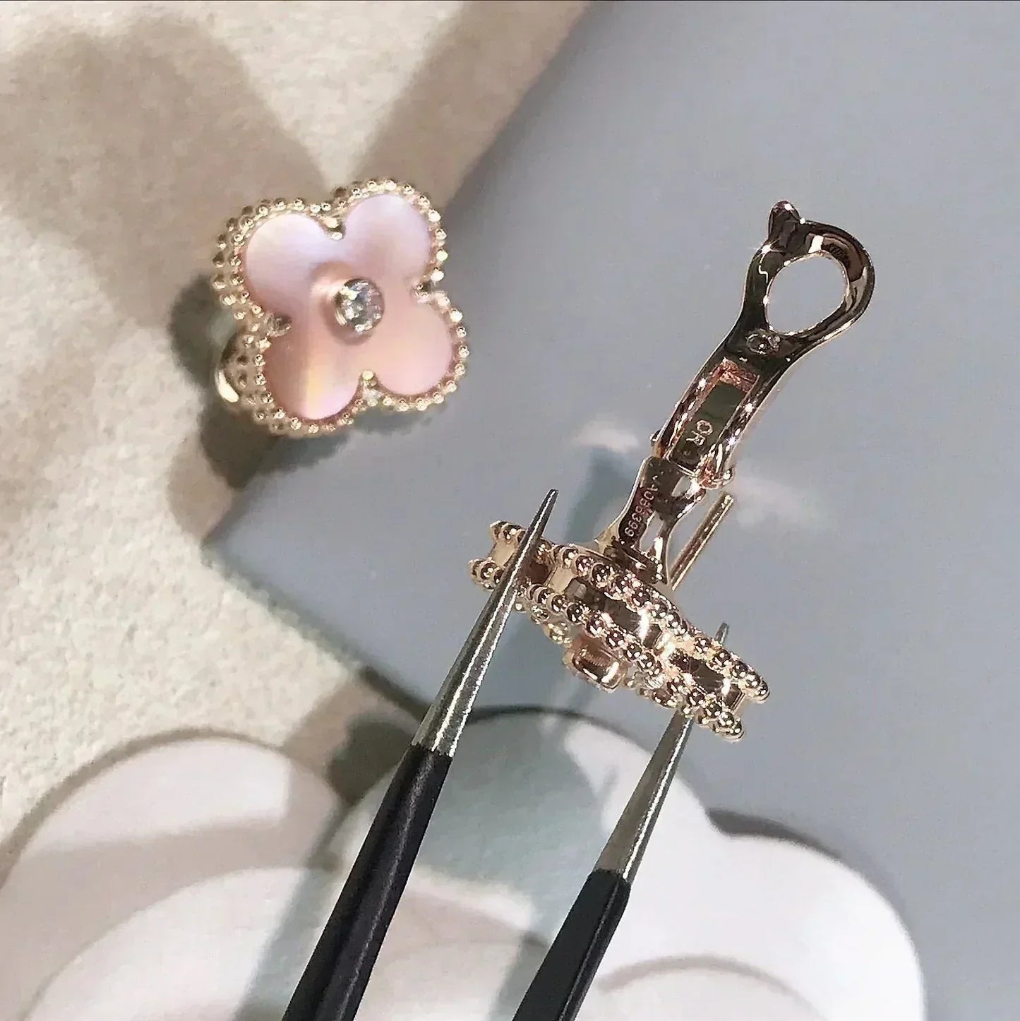 [Auream]CLOVER MEDIUM 1 MOTIFS  PINK MOP DIAMOND EARRINGS