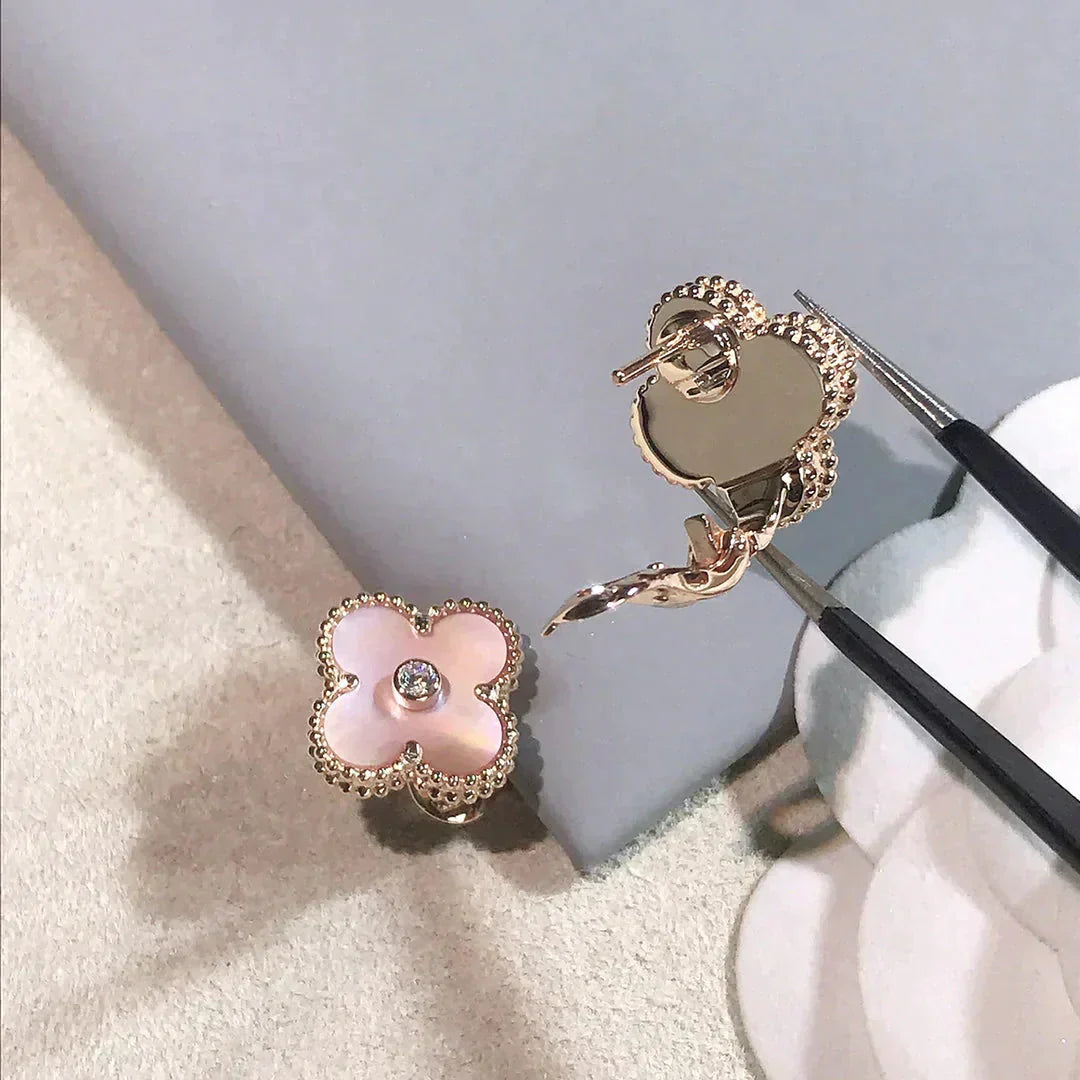 [Auream]CLOVER MEDIUM 1 MOTIFS  PINK MOP DIAMOND EARRINGS