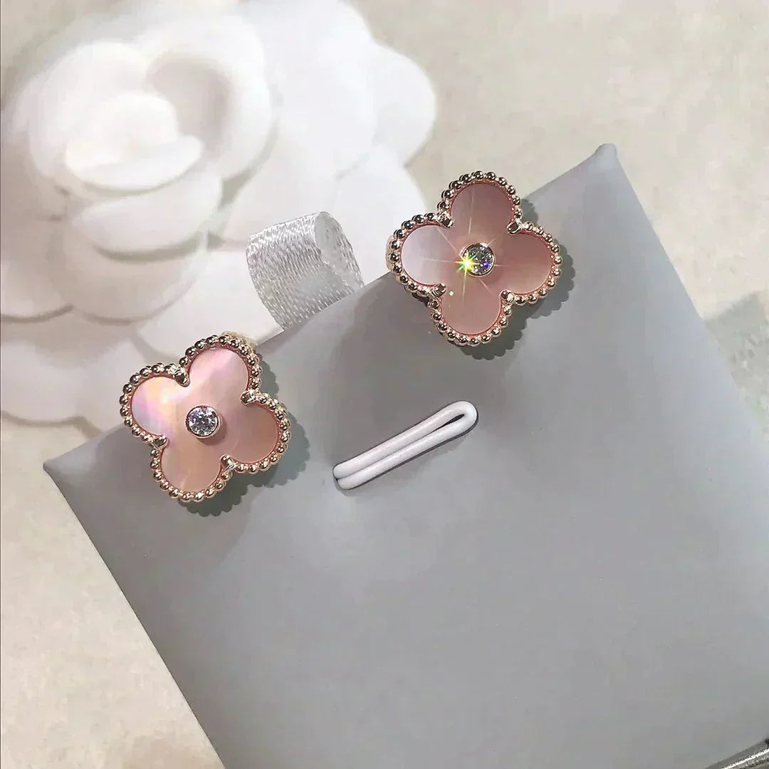 [Auream]CLOVER MEDIUM 1 MOTIFS  PINK MOP DIAMOND EARRINGS