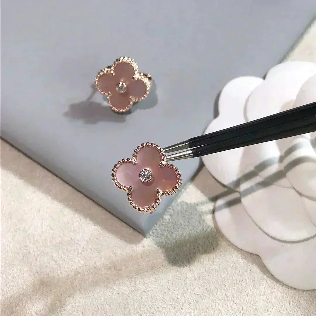 [Auream]CLOVER MEDIUM 1 MOTIFS  PINK MOP DIAMOND EARRINGS