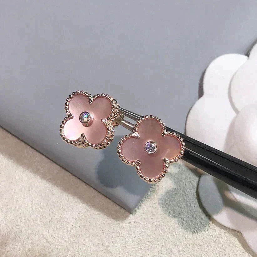 [Auream]CLOVER MEDIUM 1 MOTIFS  PINK MOP DIAMOND EARRINGS