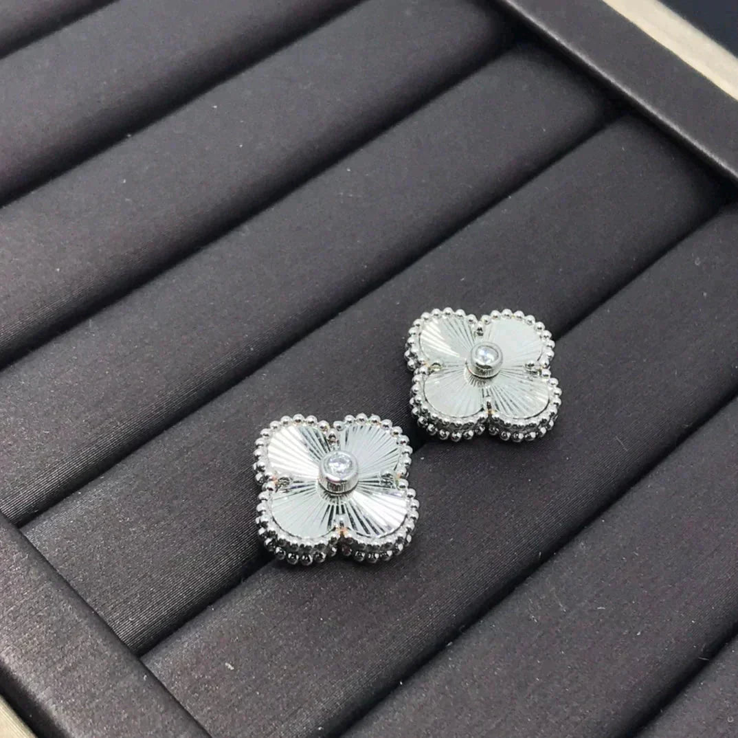 [Auream]CLOVER MINI 9.5MM LASER EARRINGS