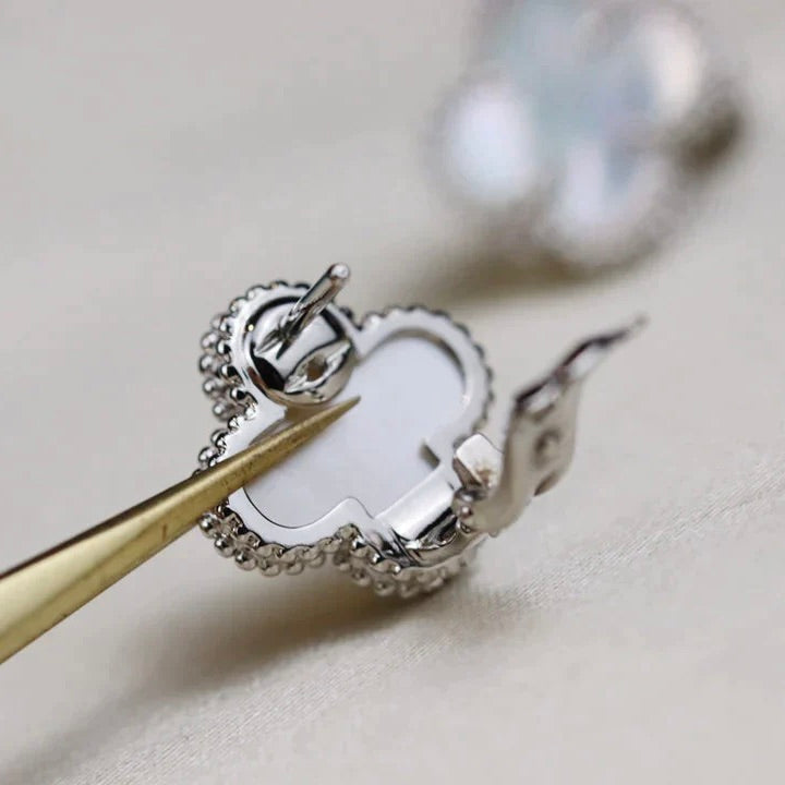 [Auream]CLOVER MEDIUM 1 MOTIFS  WHITE MOP EARRINGS SILVER