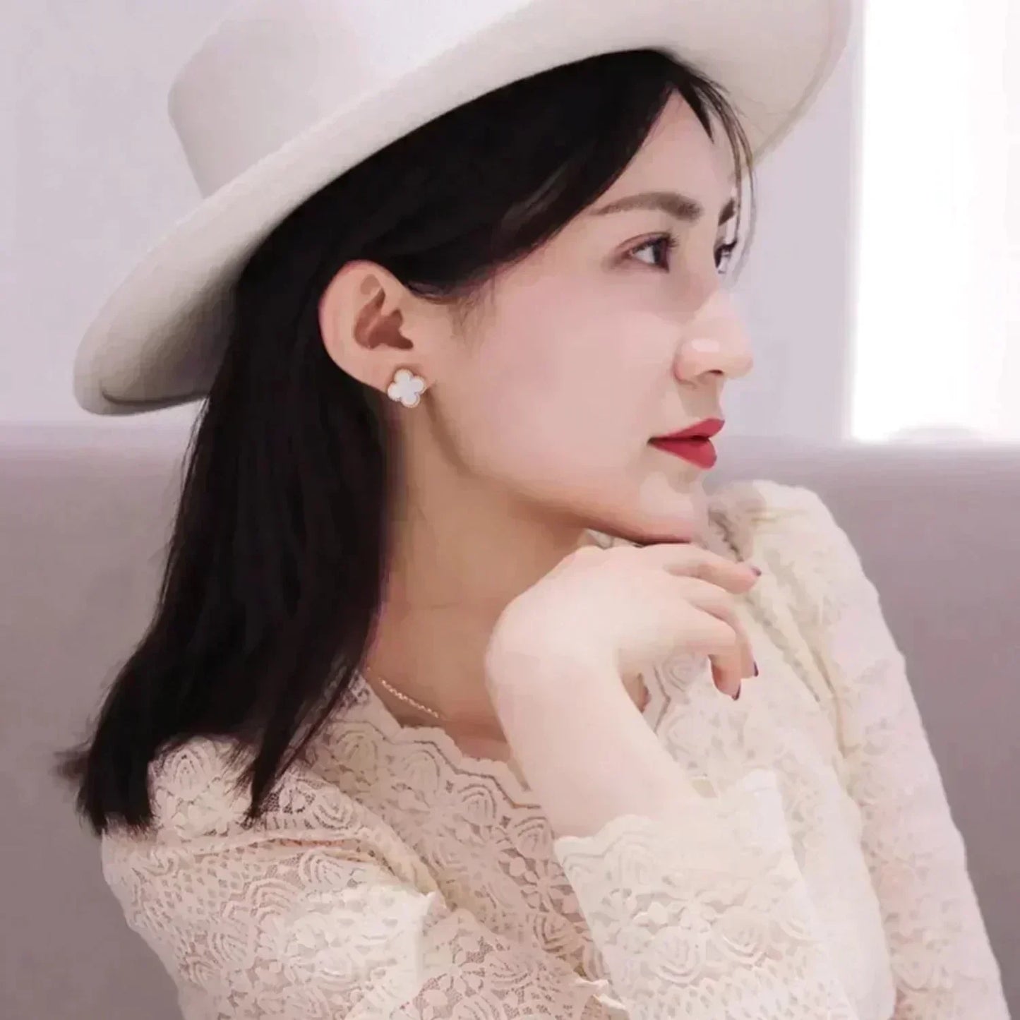 [Auream]CLOVER MEDIUM 1 MOTIFS  WHITE MOP STUD EARRINGS