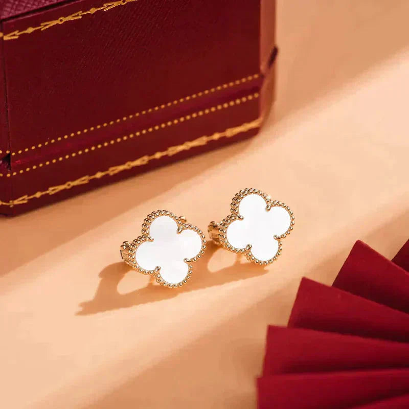 [Auream]CLOVER MEDIUM 1 MOTIFS  WHITE MOP STUD EARRINGS