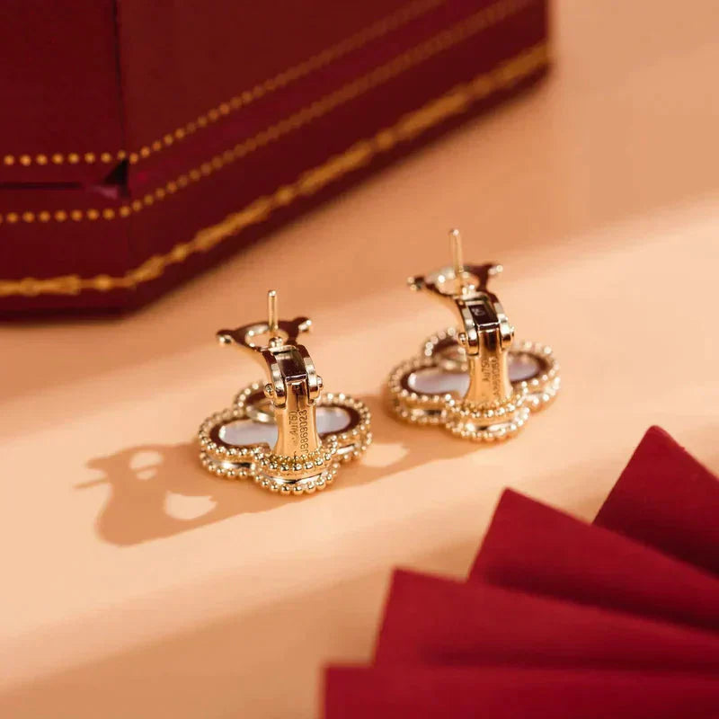 [Auream]CLOVER MEDIUM 1 MOTIFS  WHITE MOP STUD EARRINGS