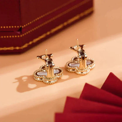[Auream]CLOVER MEDIUM 1 MOTIFS  WHITE MOP STUD EARRINGS