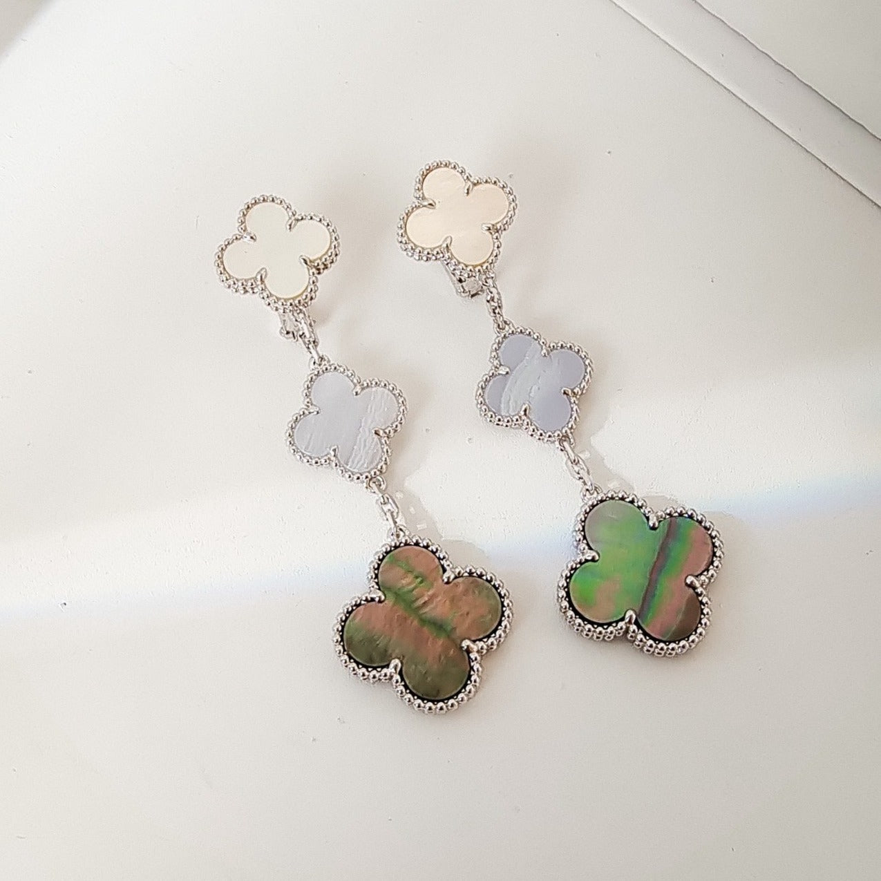[Auream]CLOVER 3 MOTIFS CHALCEDONY DARK MOP SILVER EARRINGS