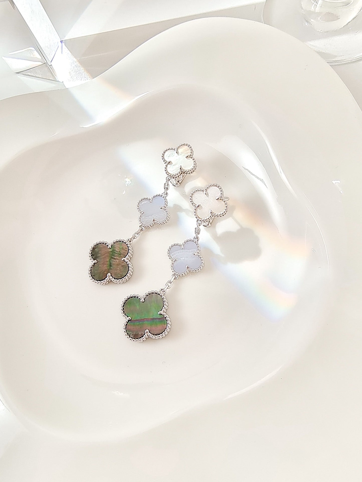 [Auream]CLOVER 3 MOTIFS CHALCEDONY DARK MOP SILVER EARRINGS