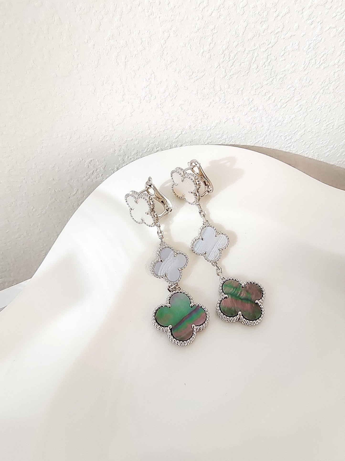 [Auream]CLOVER 3 MOTIFS CHALCEDONY DARK MOP SILVER EARRINGS