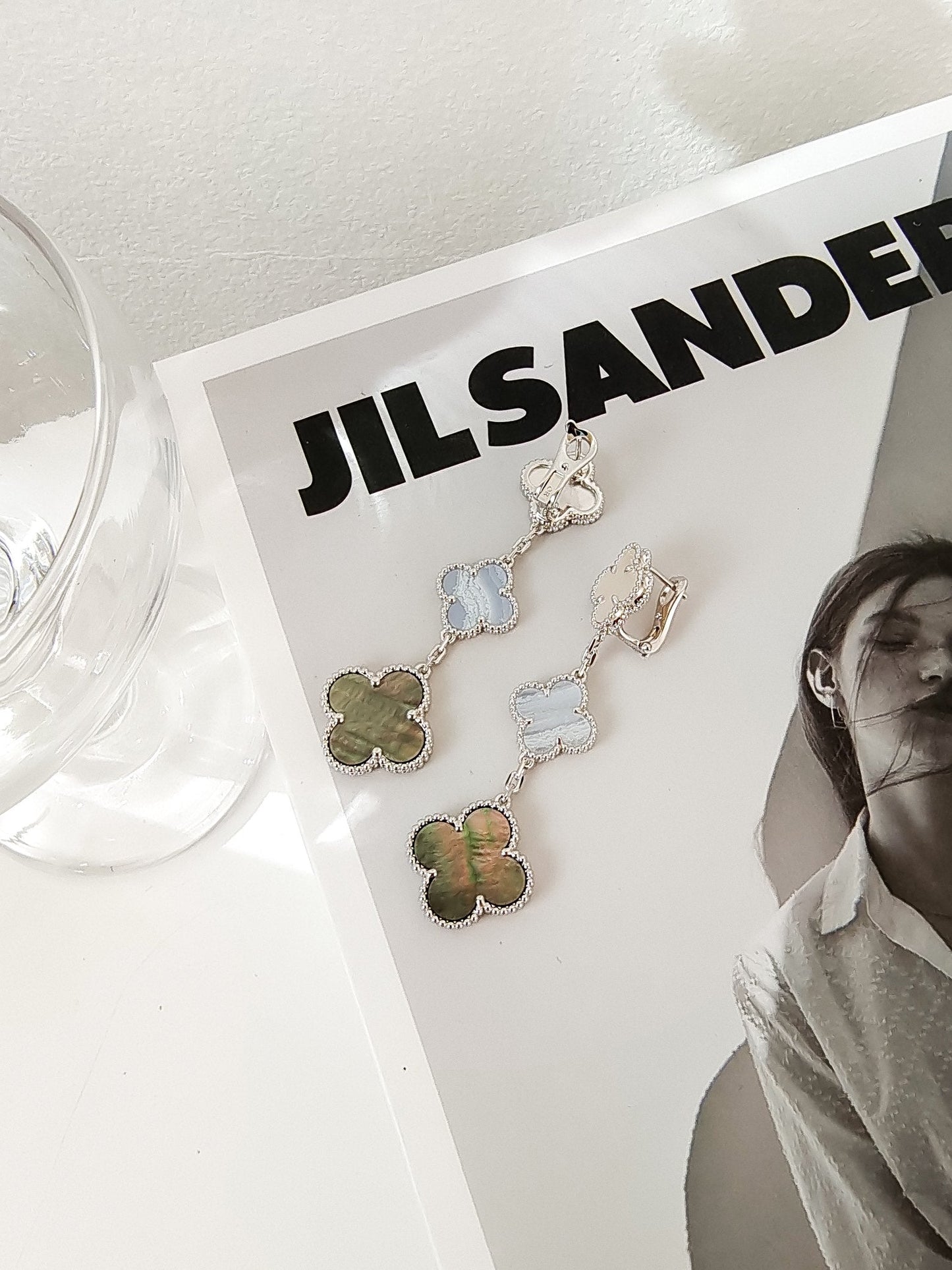 [Auream]CLOVER 3 MOTIFS CHALCEDONY DARK MOP SILVER EARRINGS