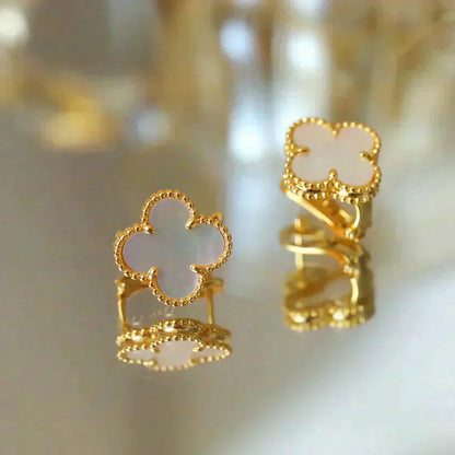 [Auream]CLOVER MEDIUM 1 MOTIFS  WHITE MOP STUD EARRINGS