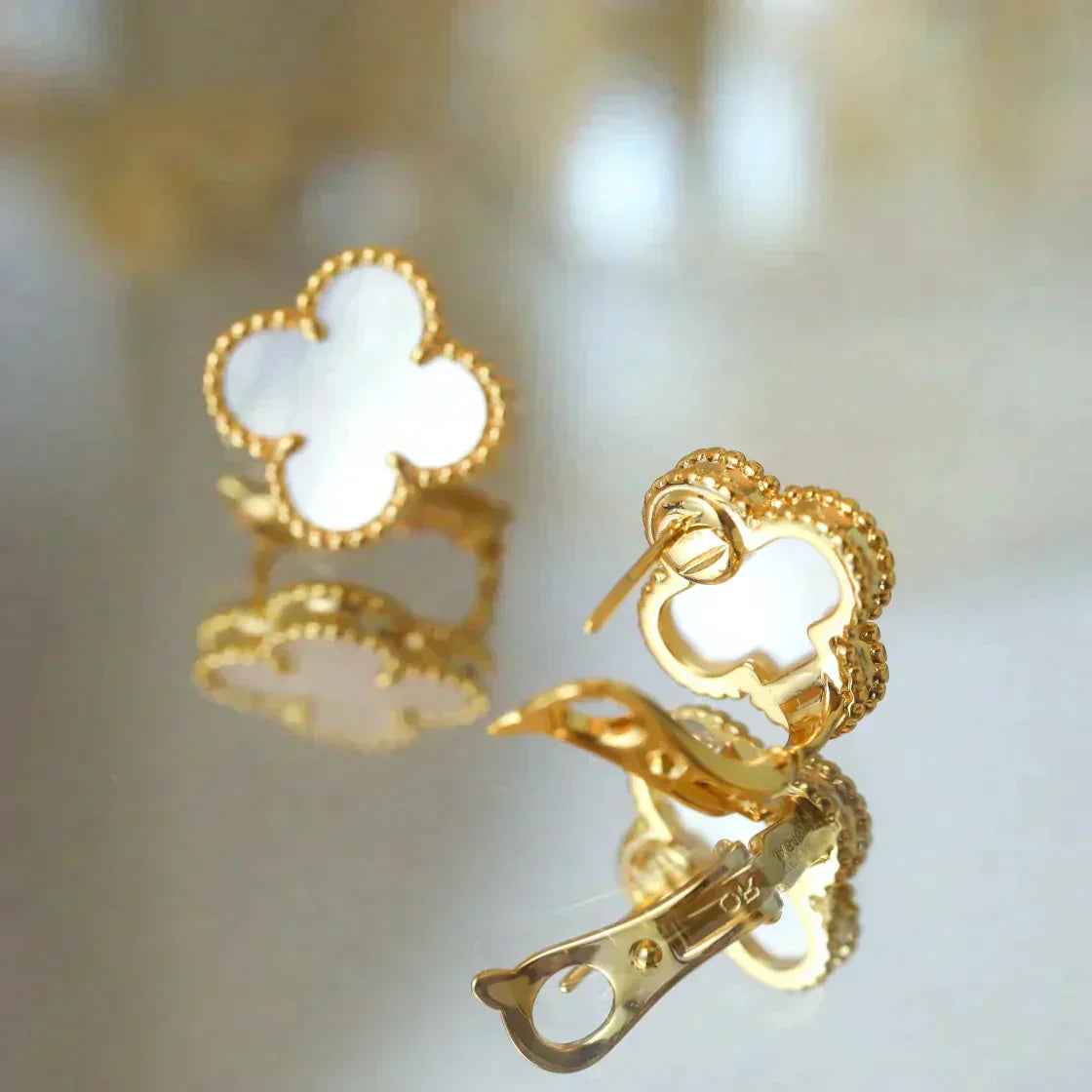 [Auream]CLOVER MEDIUM 1 MOTIFS  WHITE MOP STUD EARRINGS