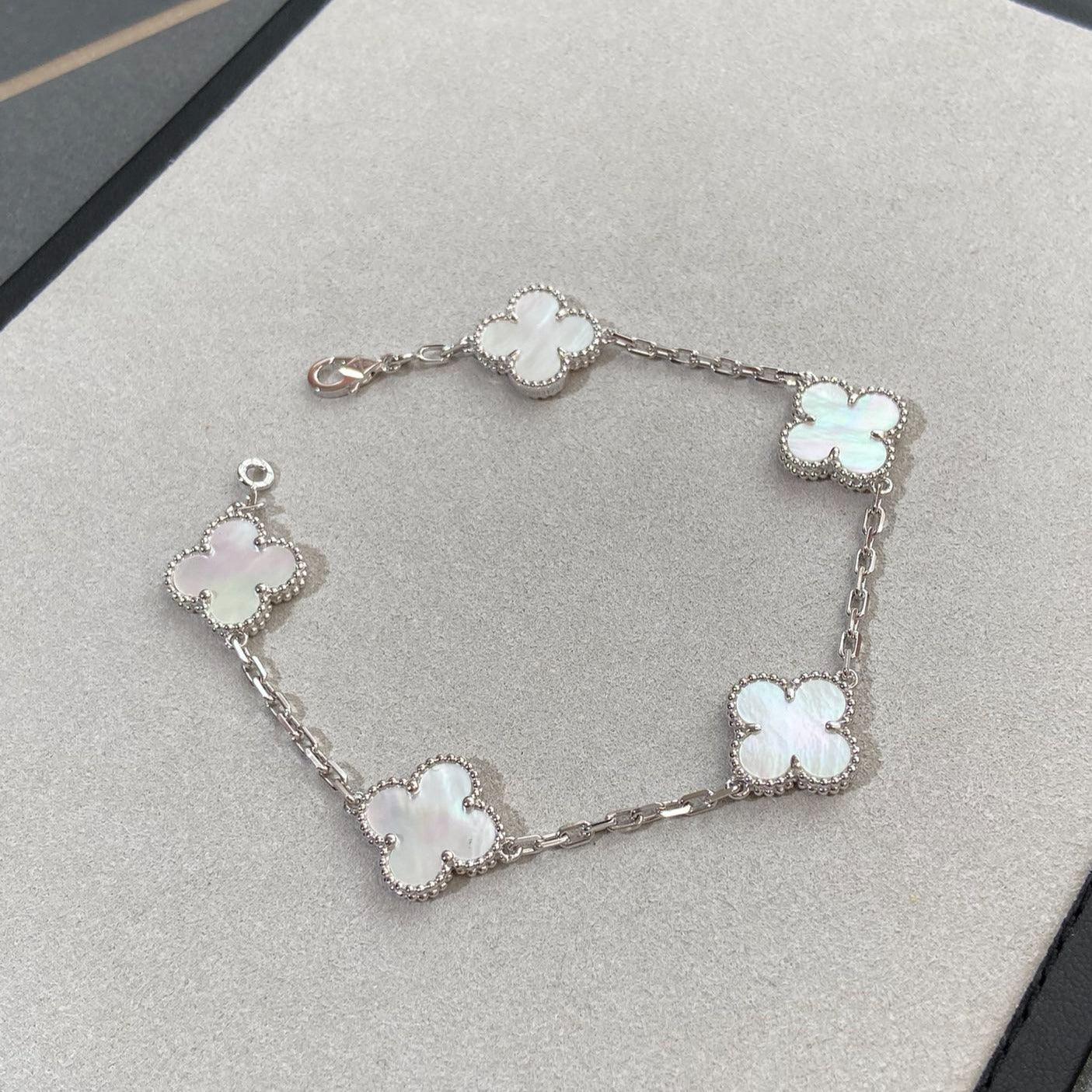 [Auream]CLOVER WHITE PEARL MOP 5 MOTIF BRACELET COLLECTION