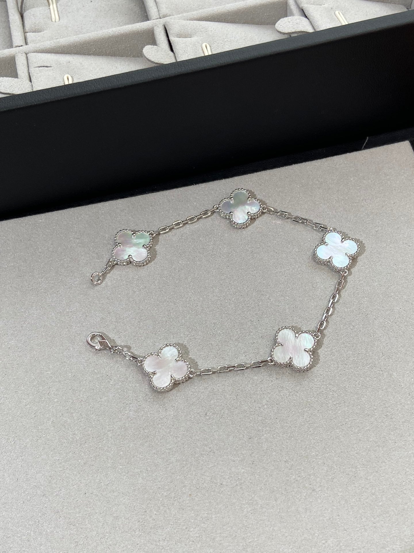 [Auream]CLOVER WHITE PEARL MOP 5 MOTIF BRACELET COLLECTION