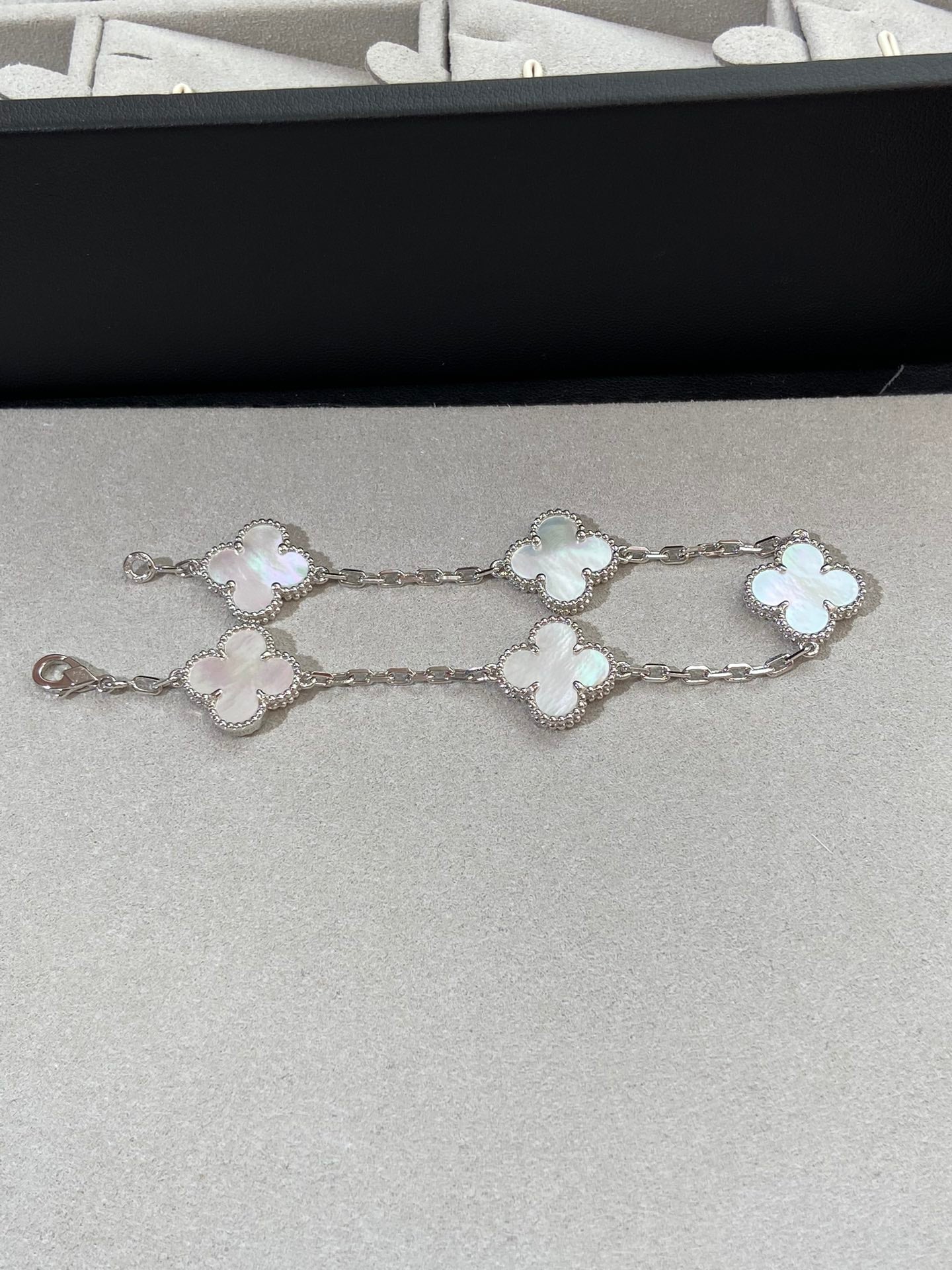 [Auream]CLOVER WHITE PEARL MOP 5 MOTIF BRACELET COLLECTION