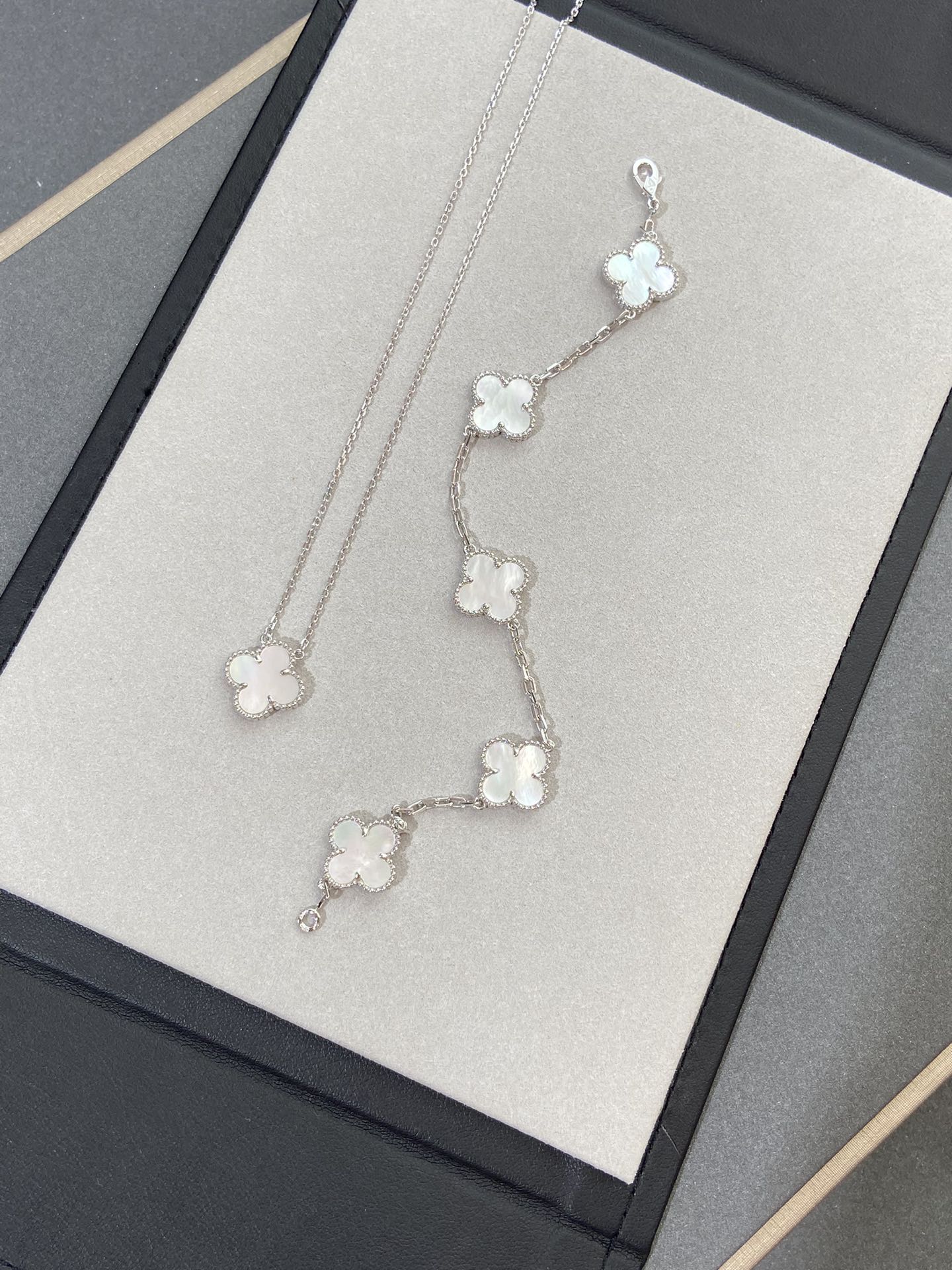 [Auream]CLOVER WHITE PEARL MOP 5 MOTIF BRACELET COLLECTION