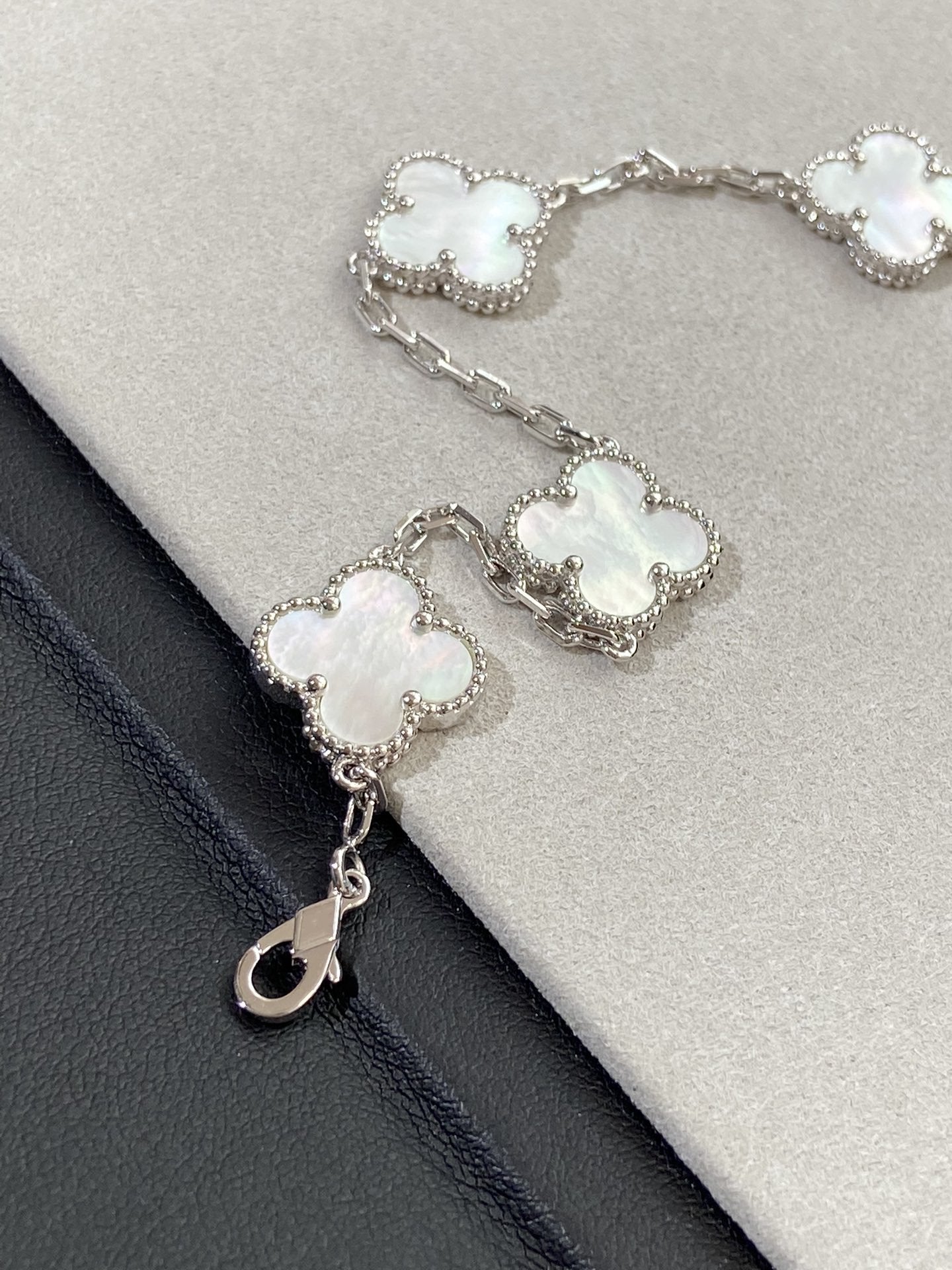 [Auream]CLOVER WHITE PEARL MOP 5 MOTIF BRACELET COLLECTION