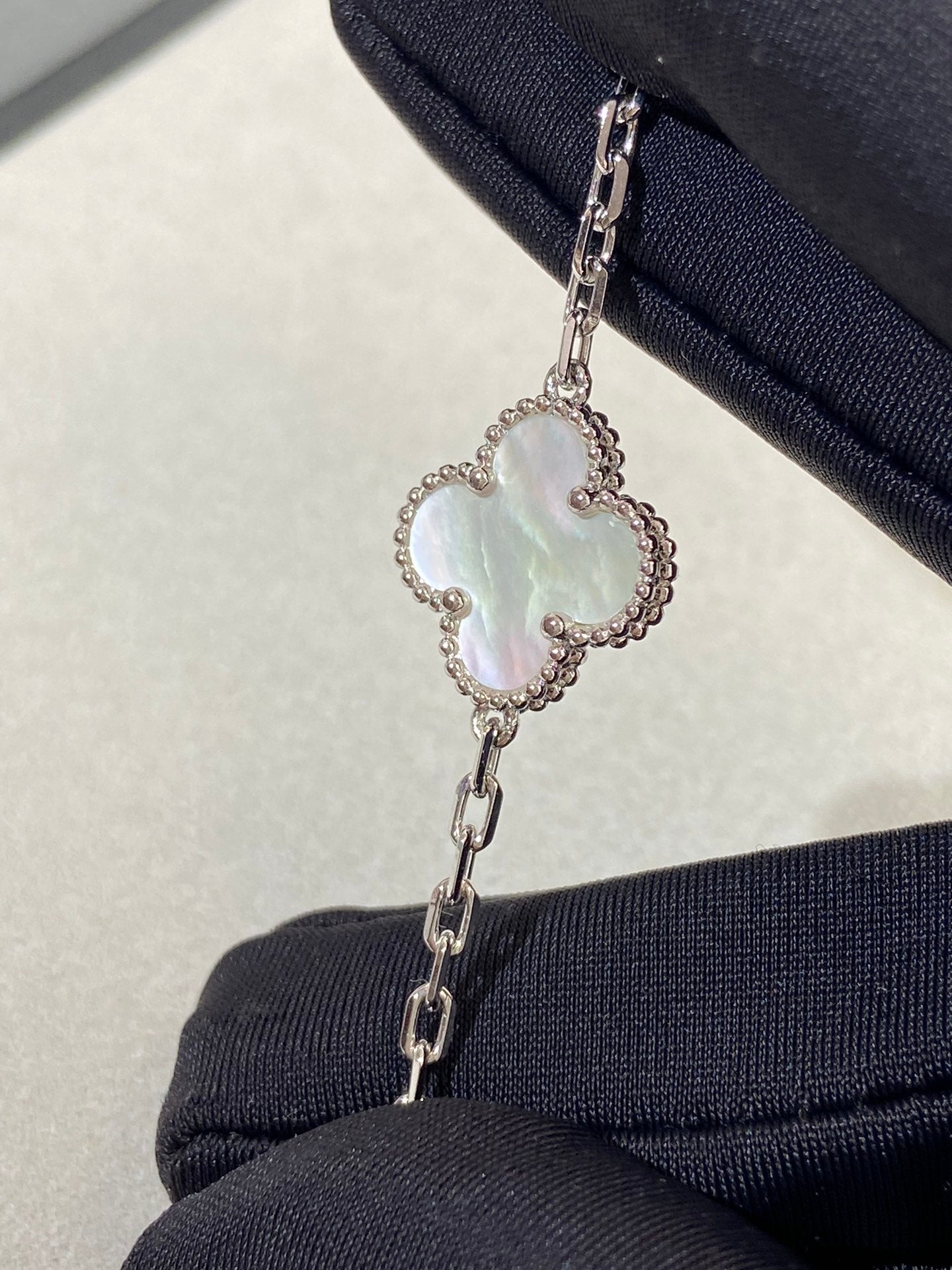 [Auream]CLOVER WHITE PEARL MOP 5 MOTIF BRACELET COLLECTION