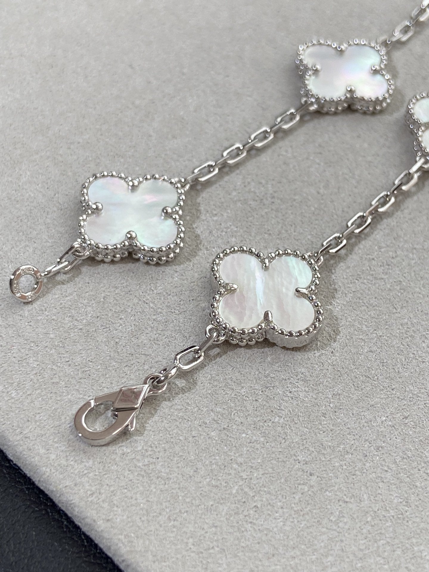 [Auream]CLOVER WHITE PEARL MOP 5 MOTIF BRACELET COLLECTION