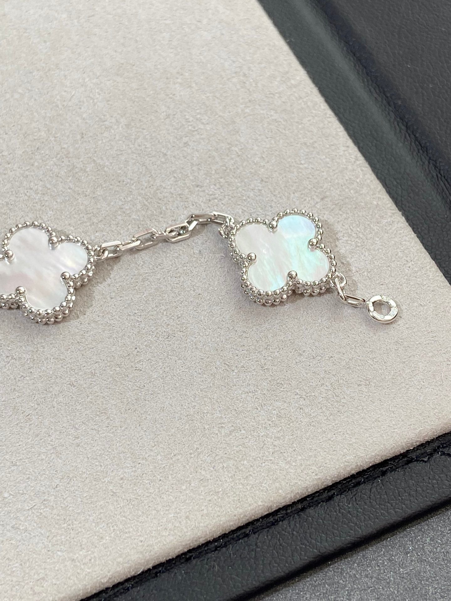 [Auream]CLOVER WHITE PEARL MOP 5 MOTIF BRACELET COLLECTION