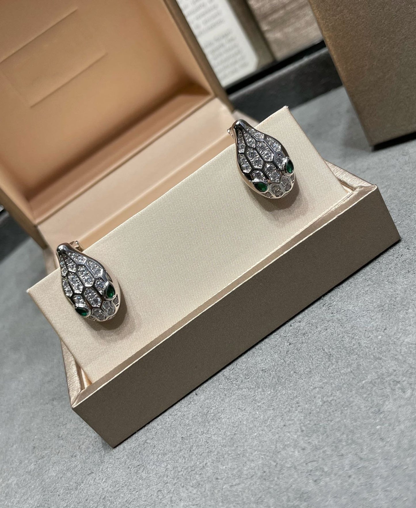 [Auream]SERPENT DIAMOND STUD EARRINGS
