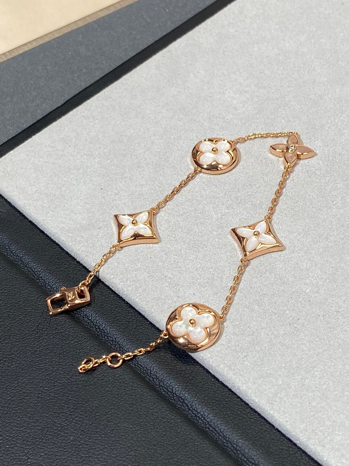 [Auream]STAR AND SUN 5 MOTIF MOP PINK GOLD BRACELET