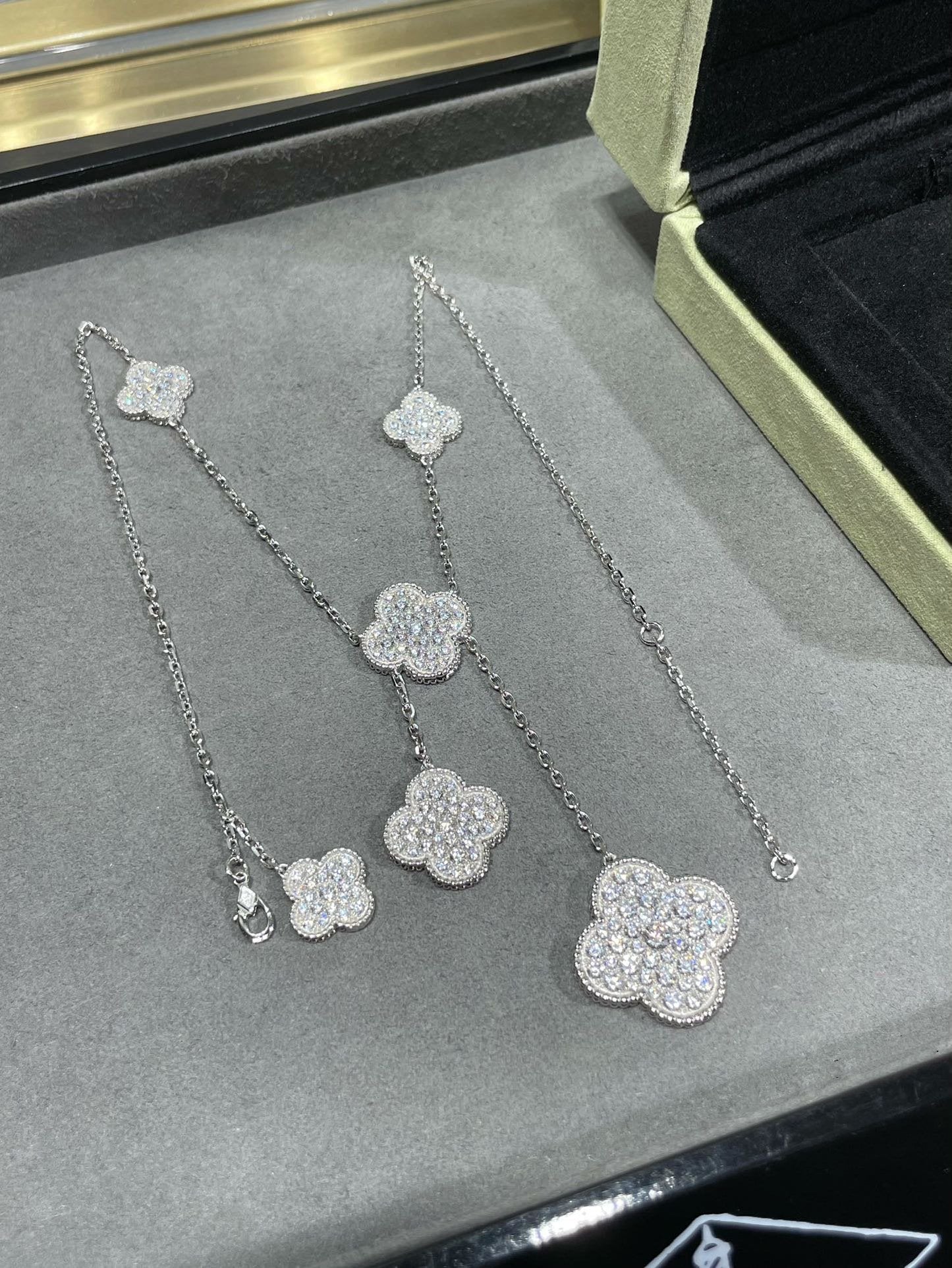 [Auream]CLOVER 6 MOTIF DIAMOND PAVED NECKLACE