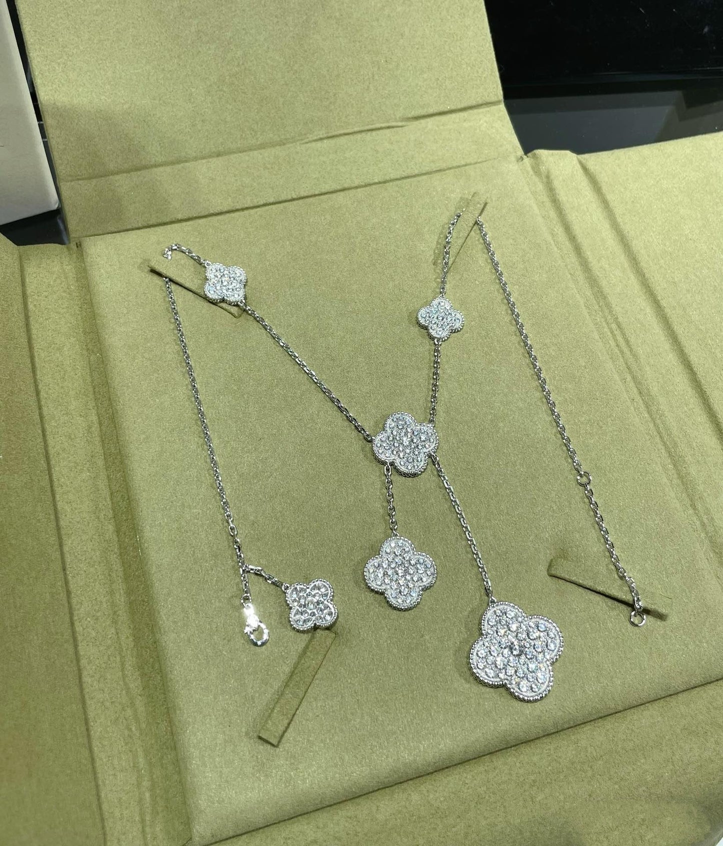 [Auream]CLOVER 6 MOTIF DIAMOND PAVED NECKLACE