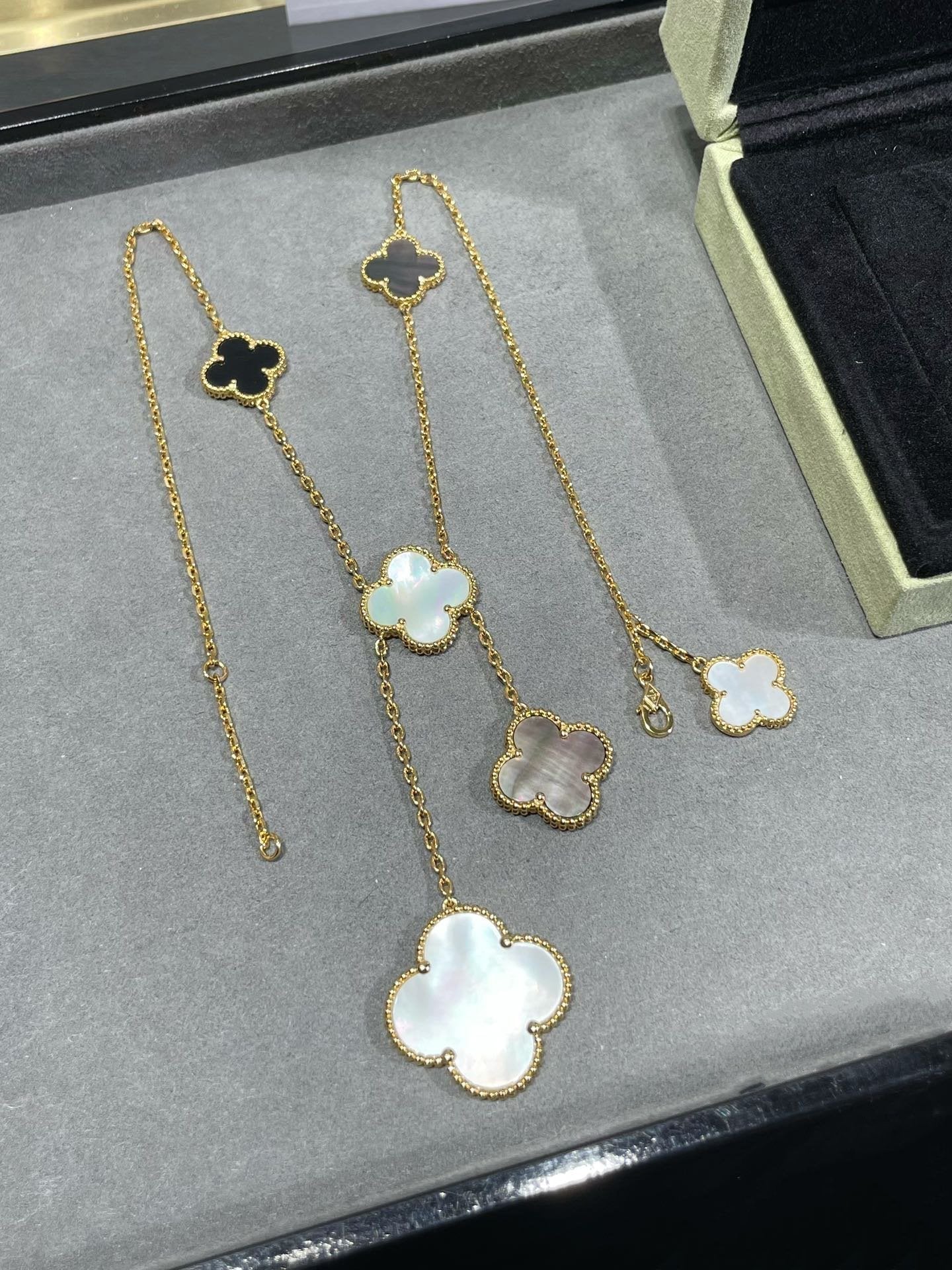 [Auream]CLOVER 6 MOTIF MOP ONYX GOLD NECKLACE