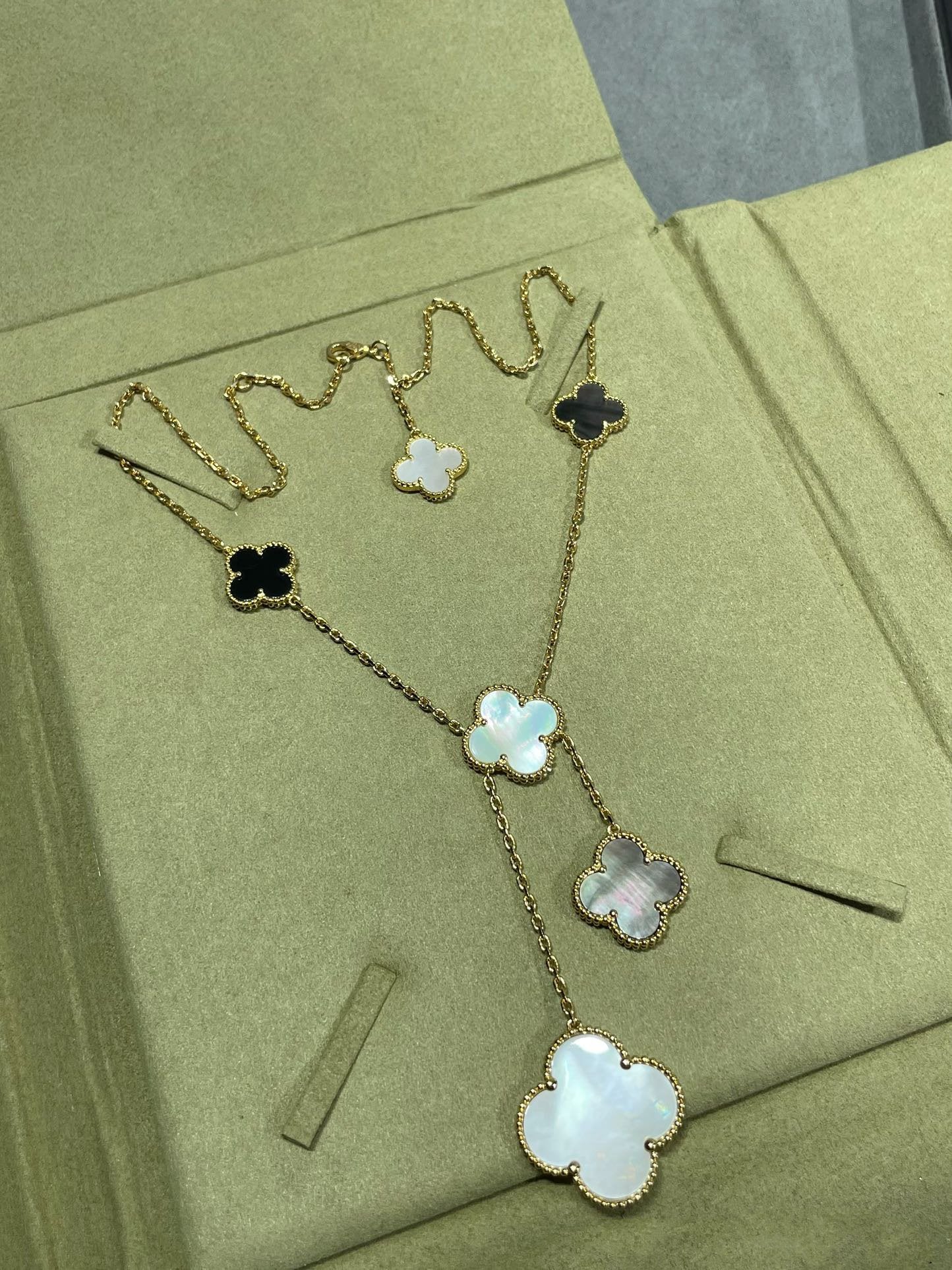 [Auream]CLOVER 6 MOTIF MOP ONYX GOLD NECKLACE