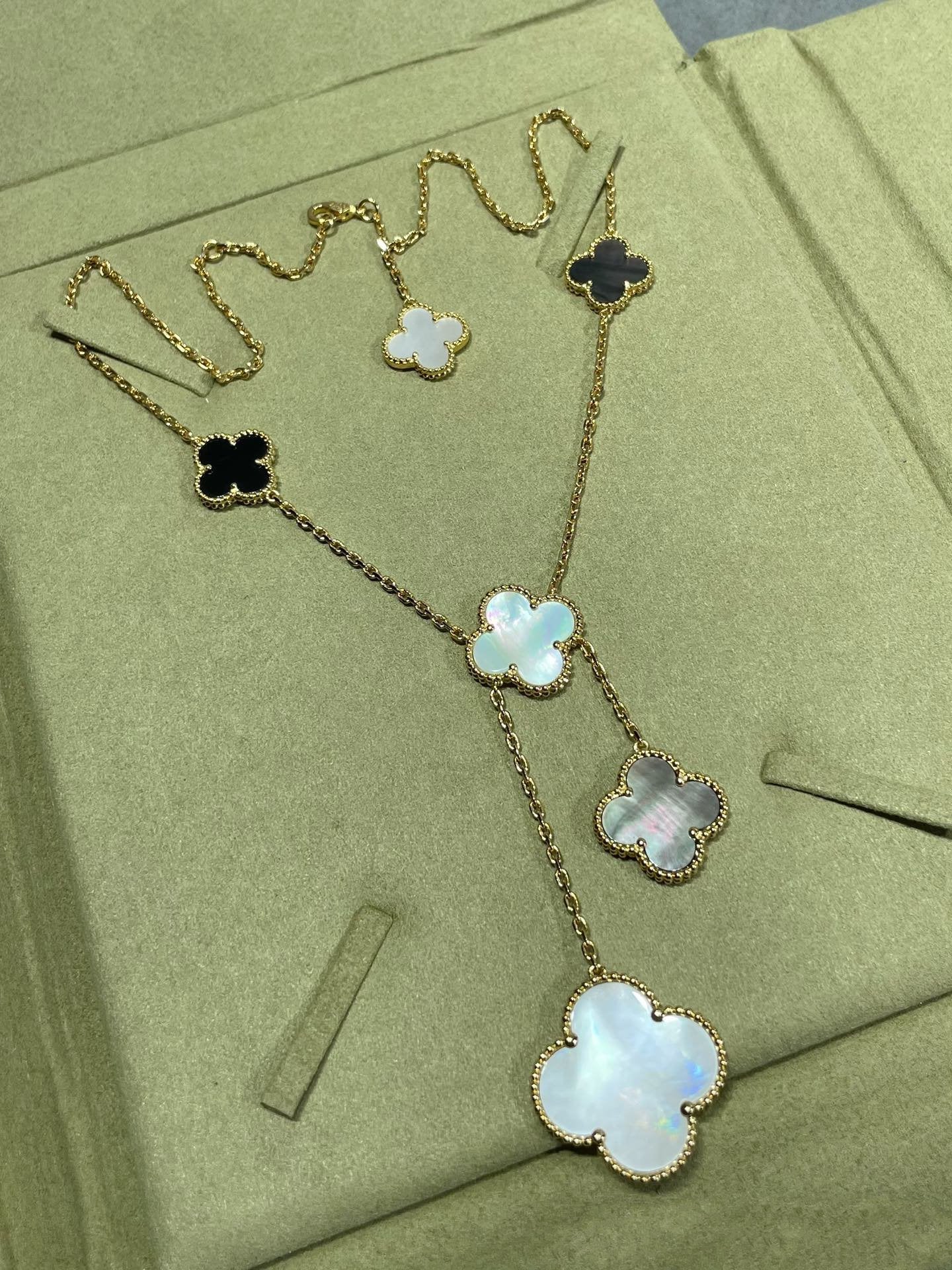 [Auream]CLOVER 6 MOTIF MOP ONYX GOLD NECKLACE