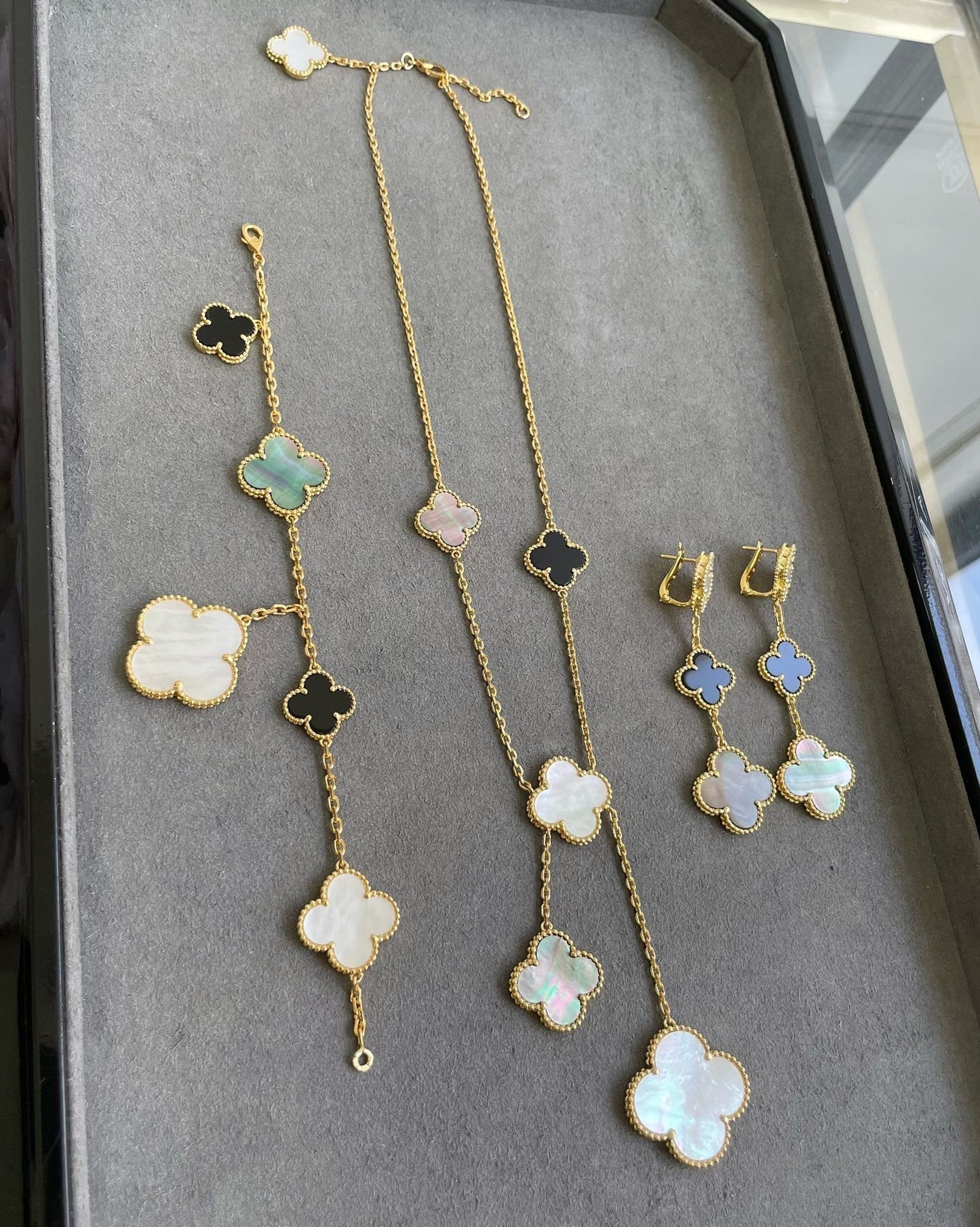[Auream]CLOVER 3 MOTIF MOP ONYX DARK MOP PINK GOLD EARRINGS