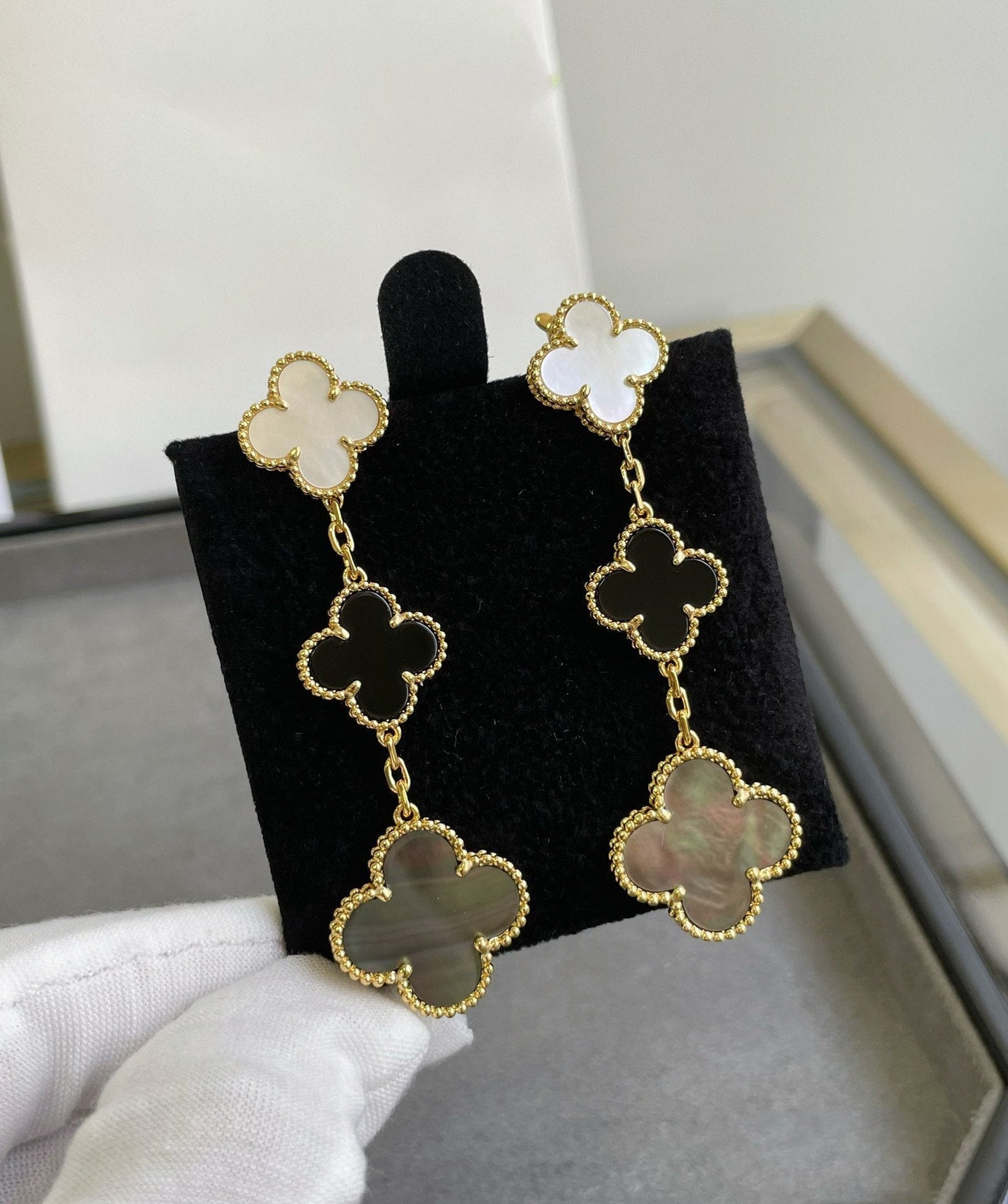 [Auream]CLOVER 3 MOTIF MOP ONYX DARK MOP PINK GOLD EARRINGS