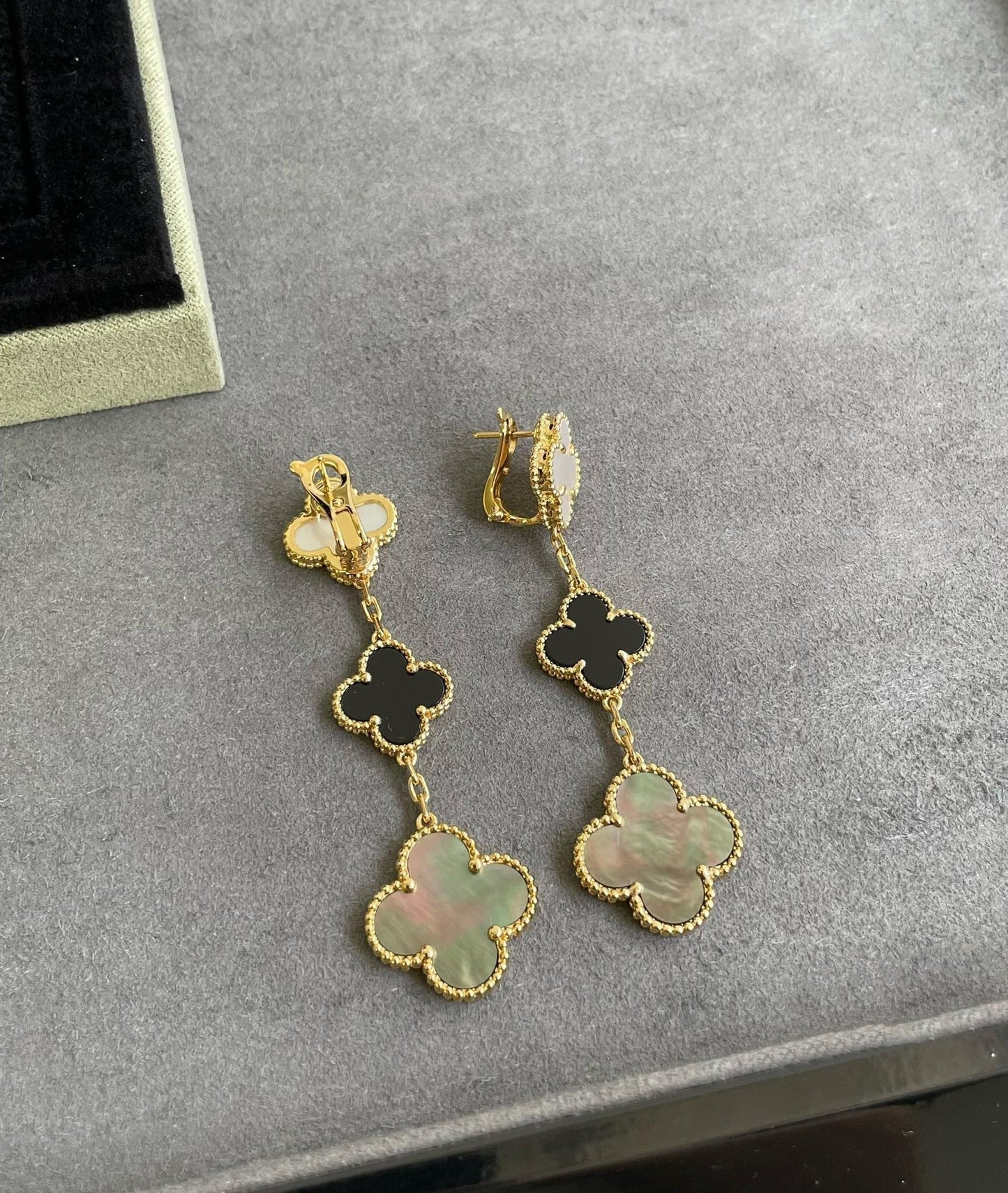 [Auream]CLOVER 3 MOTIF MOP ONYX DARK MOP PINK GOLD EARRINGS
