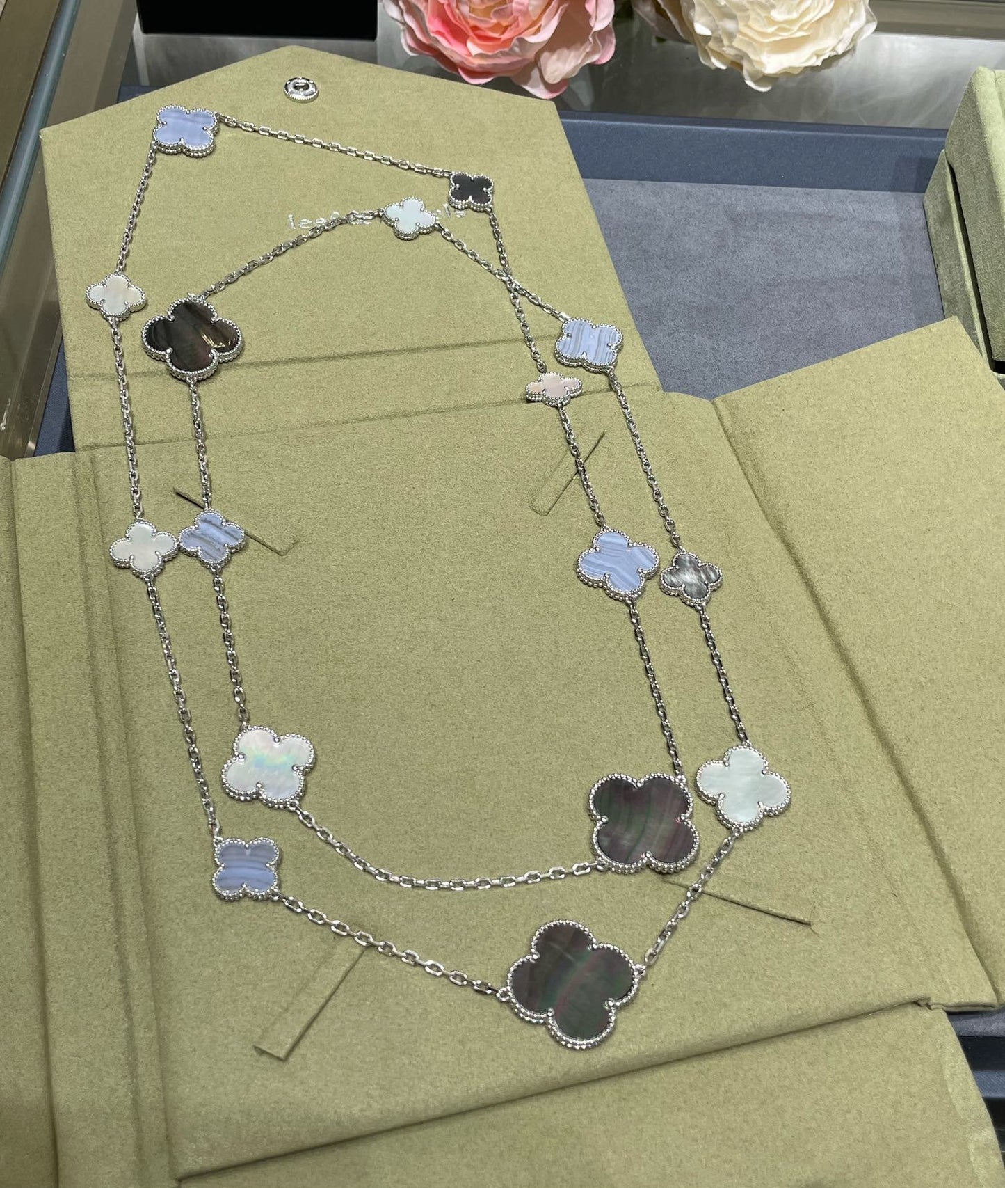 [Auream]CLOVER 16 MOTIF CHALCEDONY MOP SILVER NECKLACE