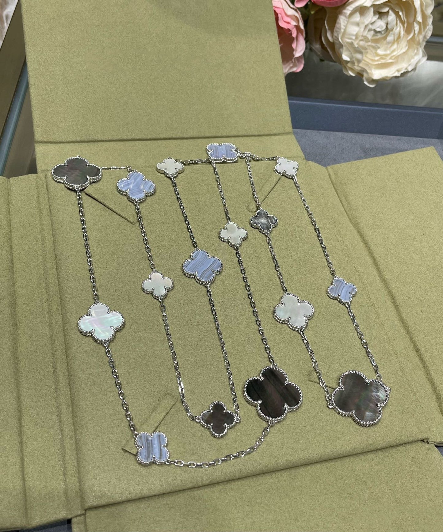 [Auream]CLOVER 16 MOTIF CHALCEDONY MOP SILVER NECKLACE