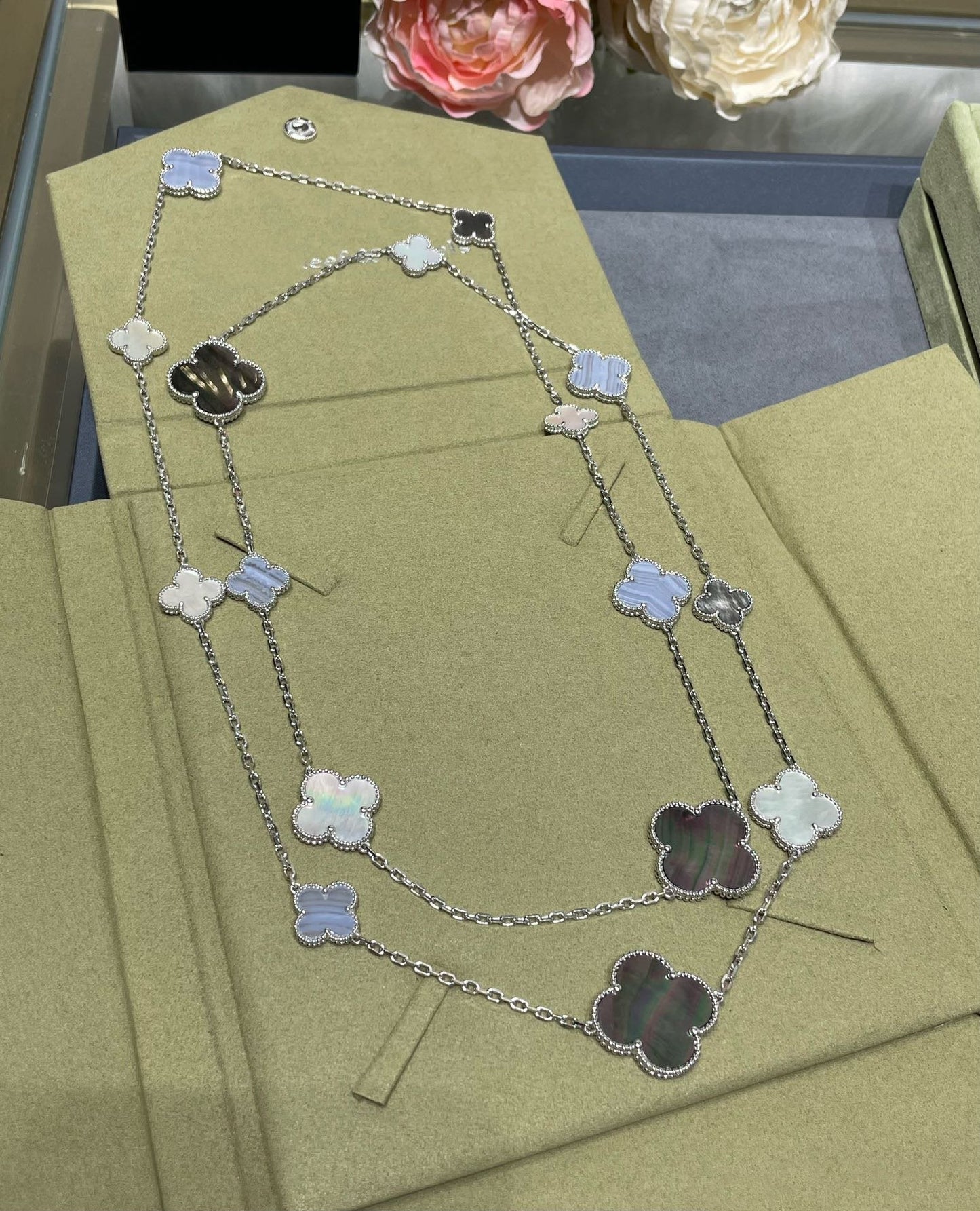 [Auream]CLOVER 16 MOTIF CHALCEDONY MOP SILVER NECKLACE
