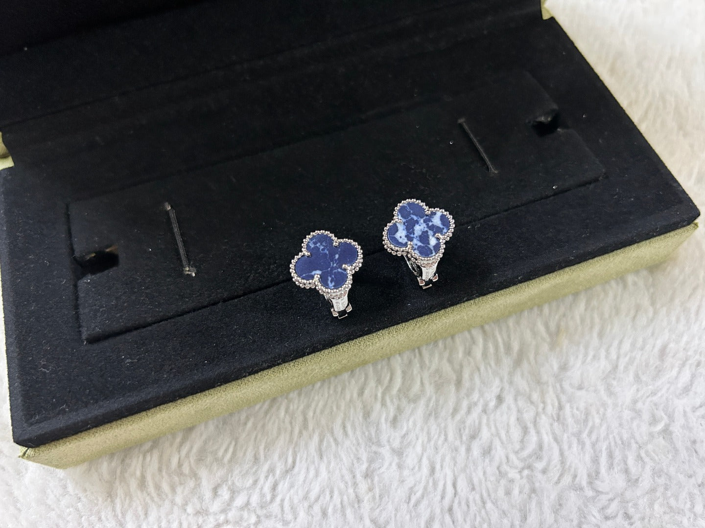 [Auream]CLOVER PIETERSITE MEDIUM STUD EARRINGS