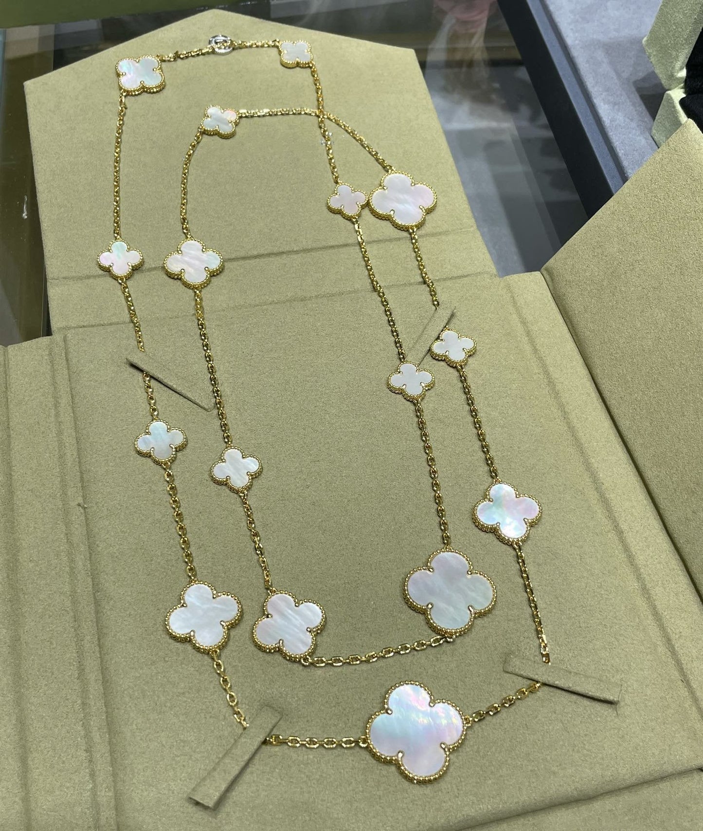 [Auream]CLOVER 16 MOTIF WHITE MOP GOLD NECKLACE
