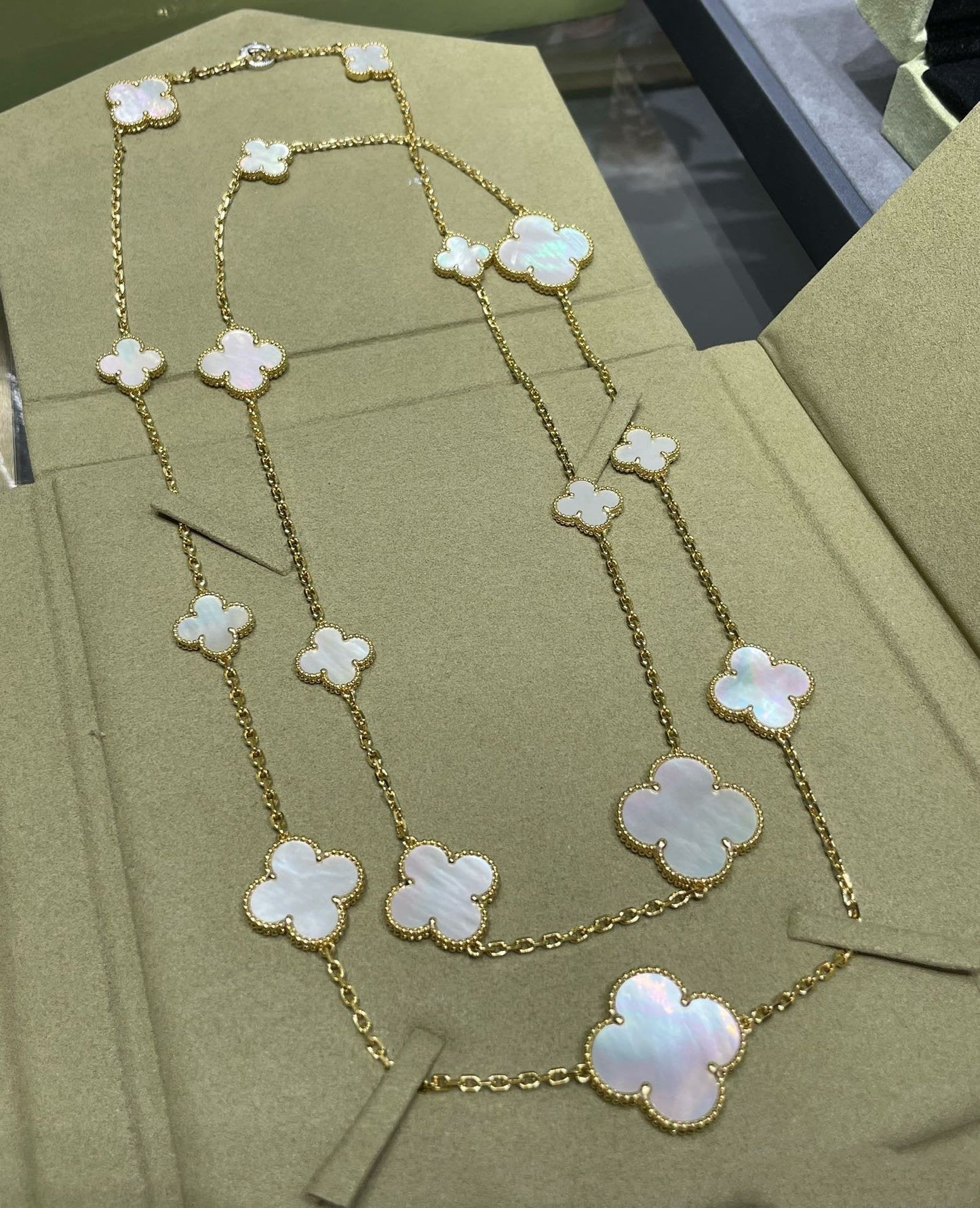 [Auream]CLOVER 16 MOTIF WHITE MOP GOLD NECKLACE