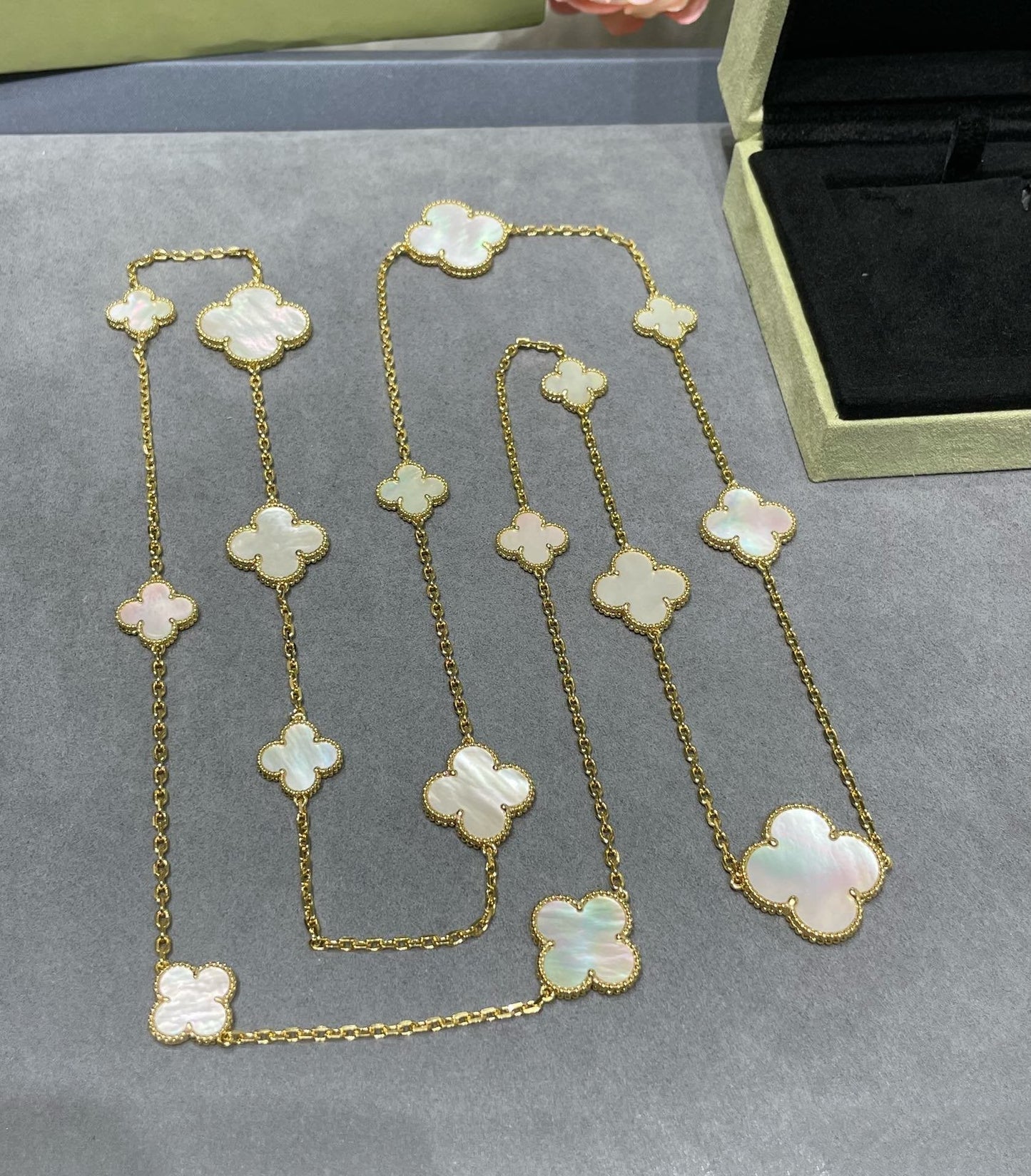[Auream]CLOVER 16 MOTIF WHITE MOP GOLD NECKLACE