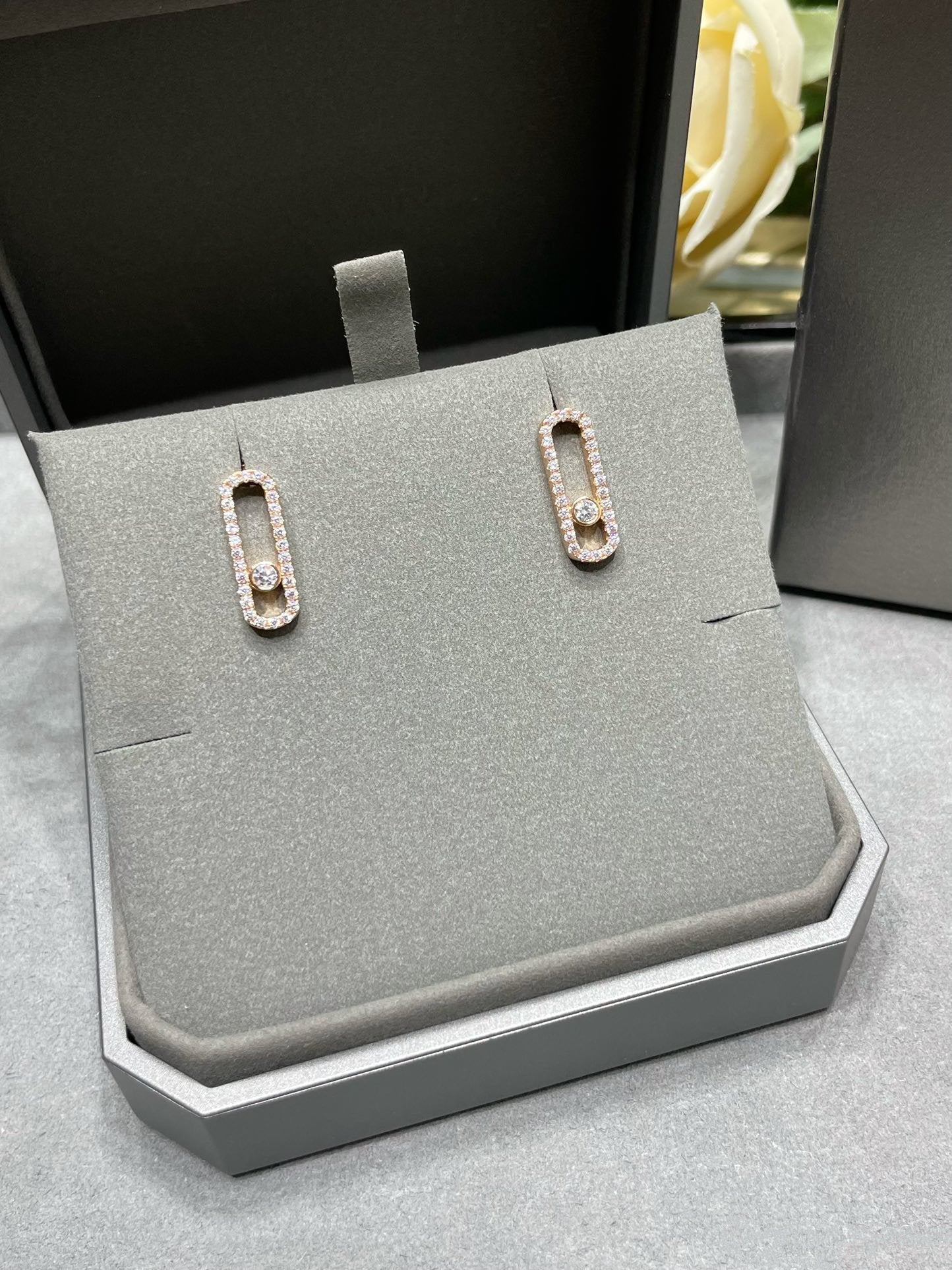 [Auream]MOVE UNO STUD DIAMOND PAVED EARRINGS